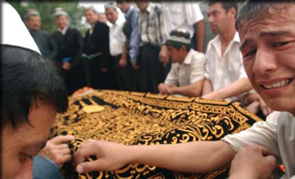 Un homme pleure lors des funérailles de son frère, tué lors des événements d'Andijan.