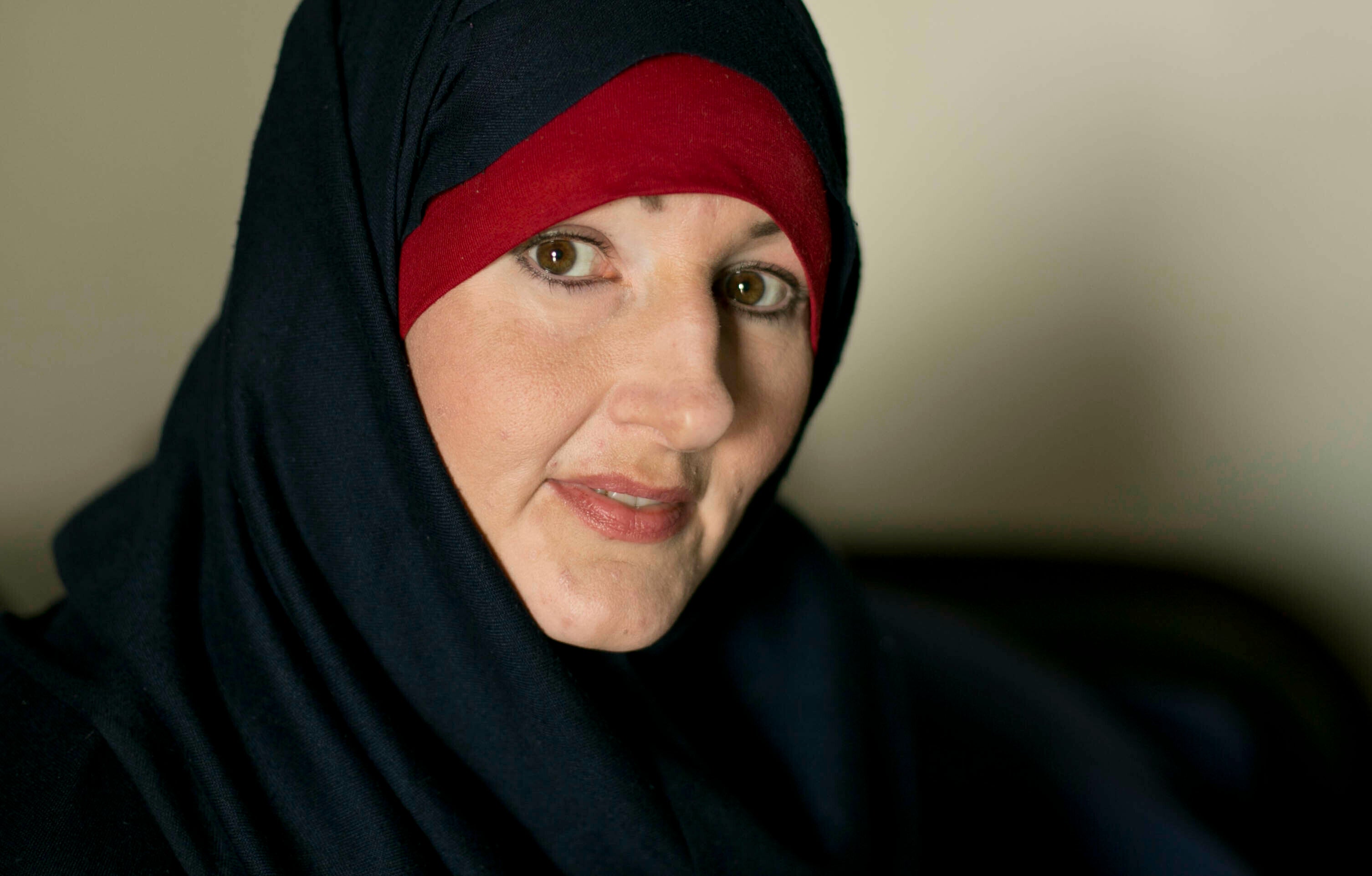 Kimberly Polman, une ressortissante canadienne, photographiée en 2019 dans le camp de Roj, dans le nord-est de la Syrie. Des milliers de personnes suspectées de liens avec l’État islamique sont détenues avec leurs famille dans ce camp. 