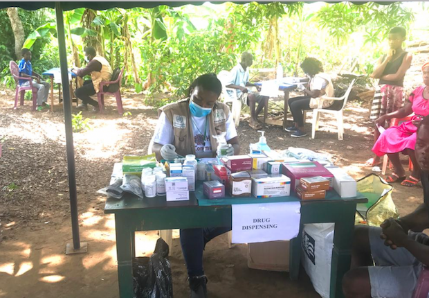 Une travailleuse humanitaire camerounaise mène une campagne de sensibilisation sur le Covid-19 dans la région du Sud-Ouest, le 15 mai 2020.