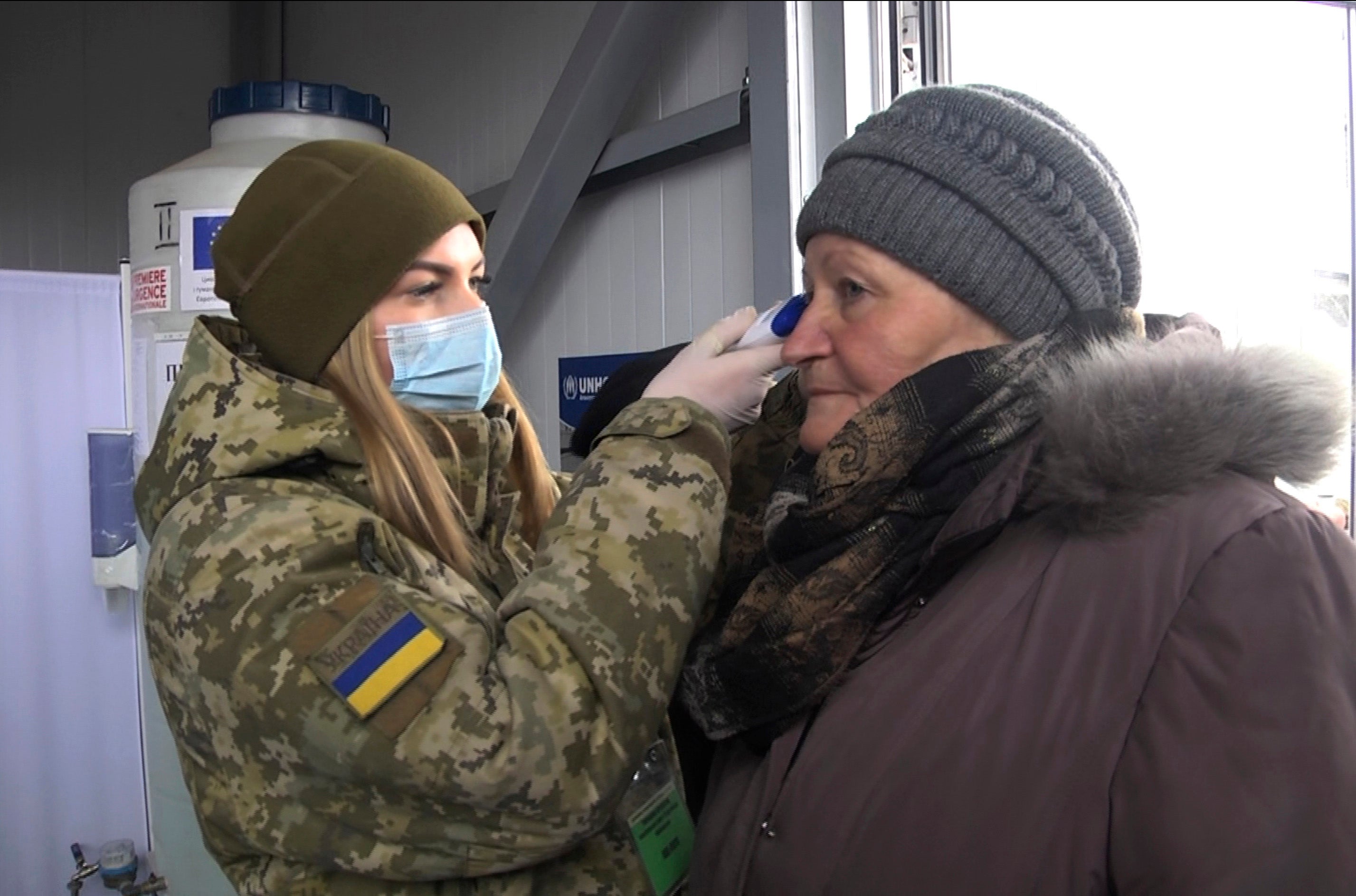 Проверка температуры на правительственном пункте въезда-выезда в Майорске, Донецкая область, 16 марта 2020 г.
