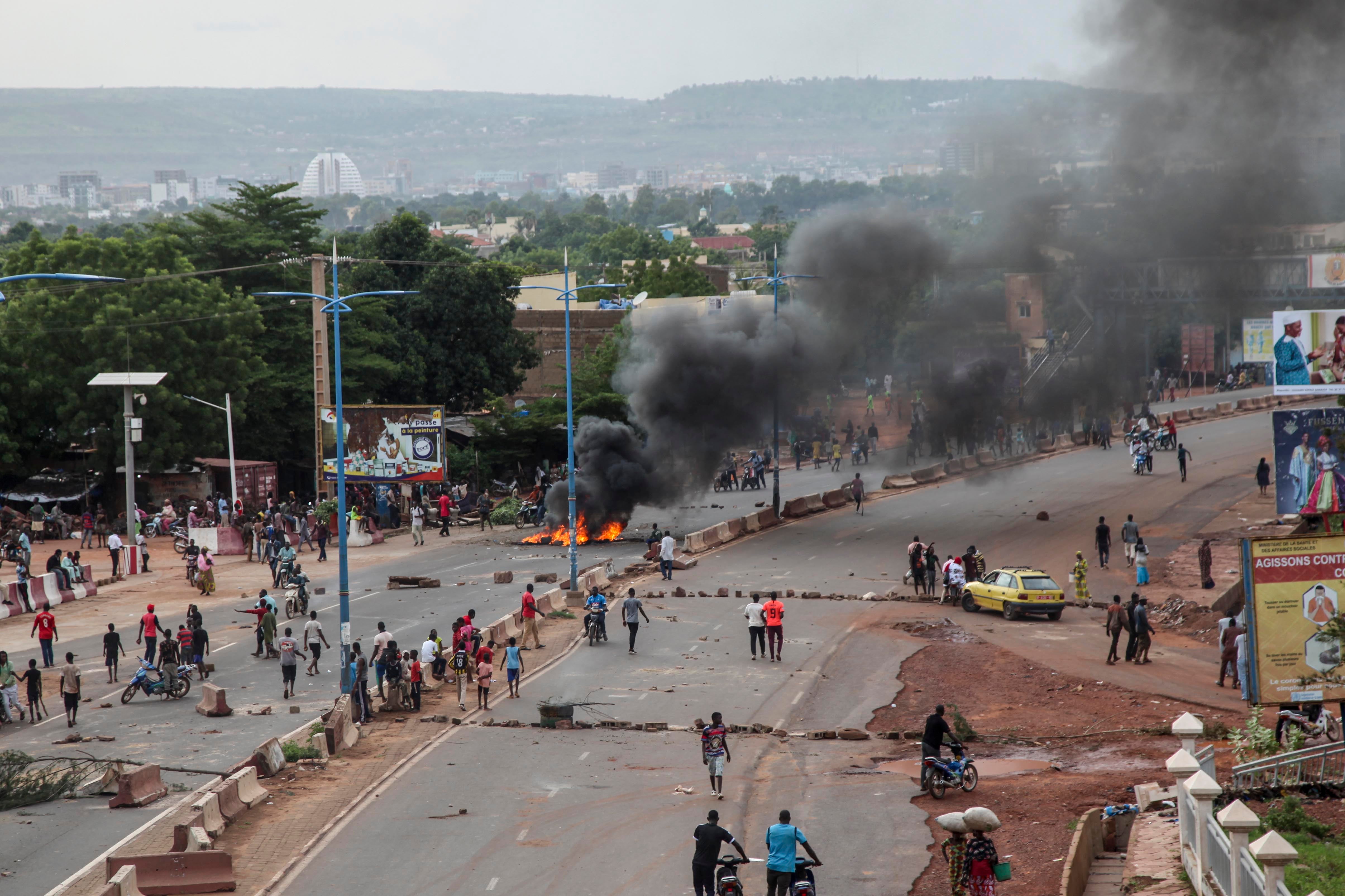 Des manifestants, partisans du Mouvement du 5 Juin - Rassemblement des Forces Patriotiques (M5-RFP), barricadent des routes dans la capitale du Mali, Bamako, le vendredi 10 juillet 2020. 