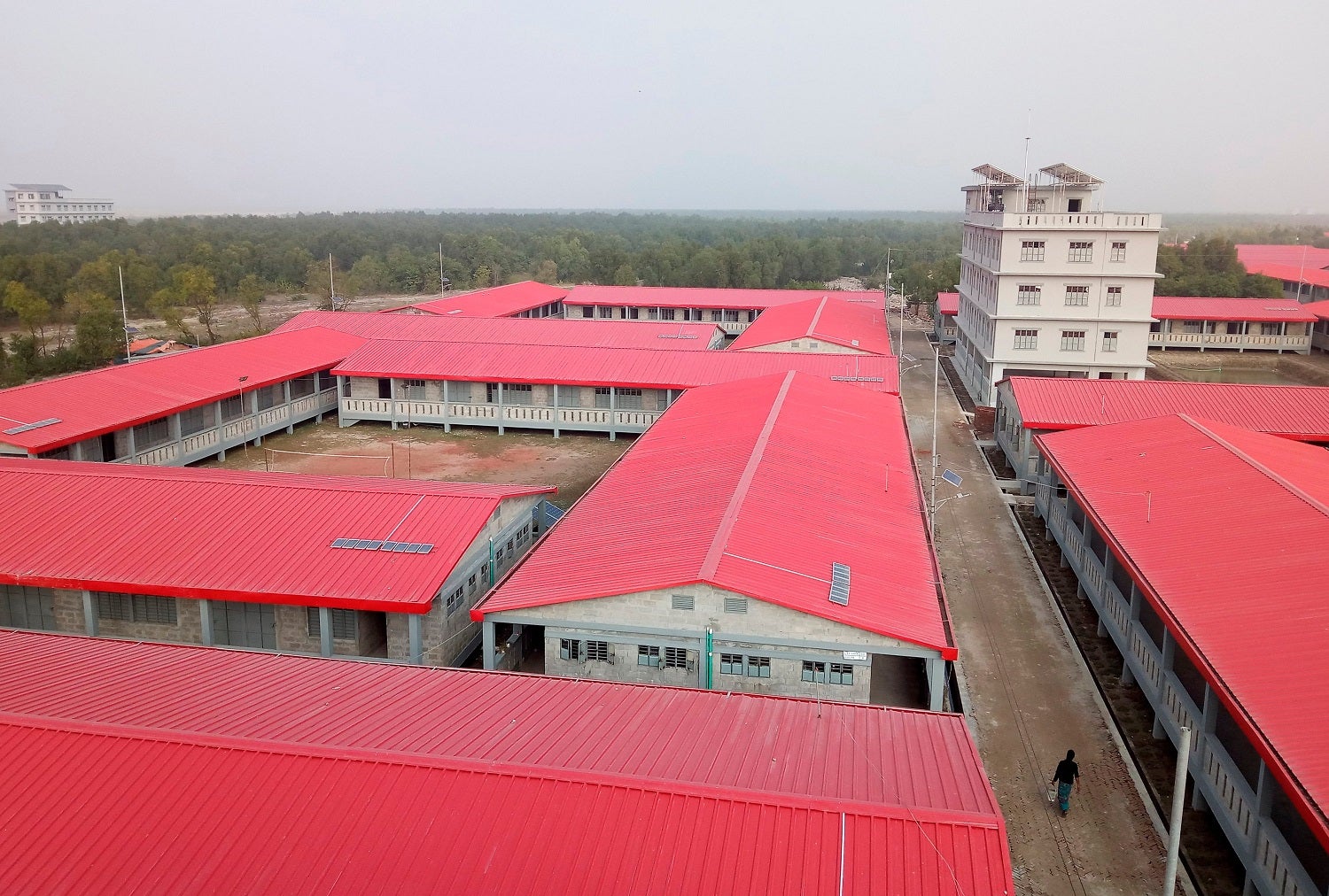 বাংলাদেশের বঙ্গোপসাগরের মাঝে ভাসান চর অথবা ভাসমান দ্বীপের তীরে অপেক্ষারত মানুষ, ডিসেম্বর ২০১৯, © ২০১৯ এপি ছবি / সালেহ নোমান
