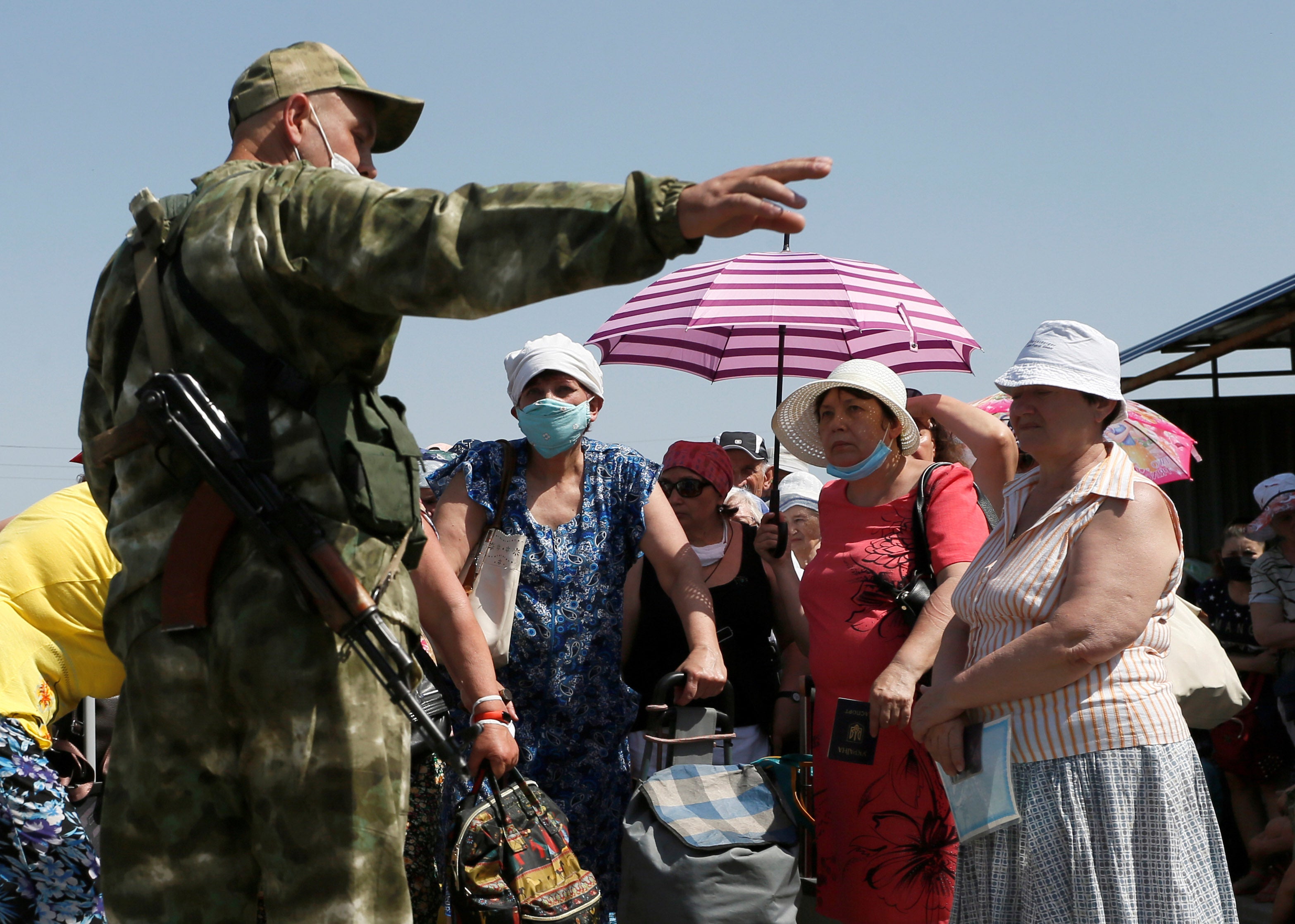 Люди слухають озброєного чоловіка з самопроголошеної «Донецької народної республіки» 