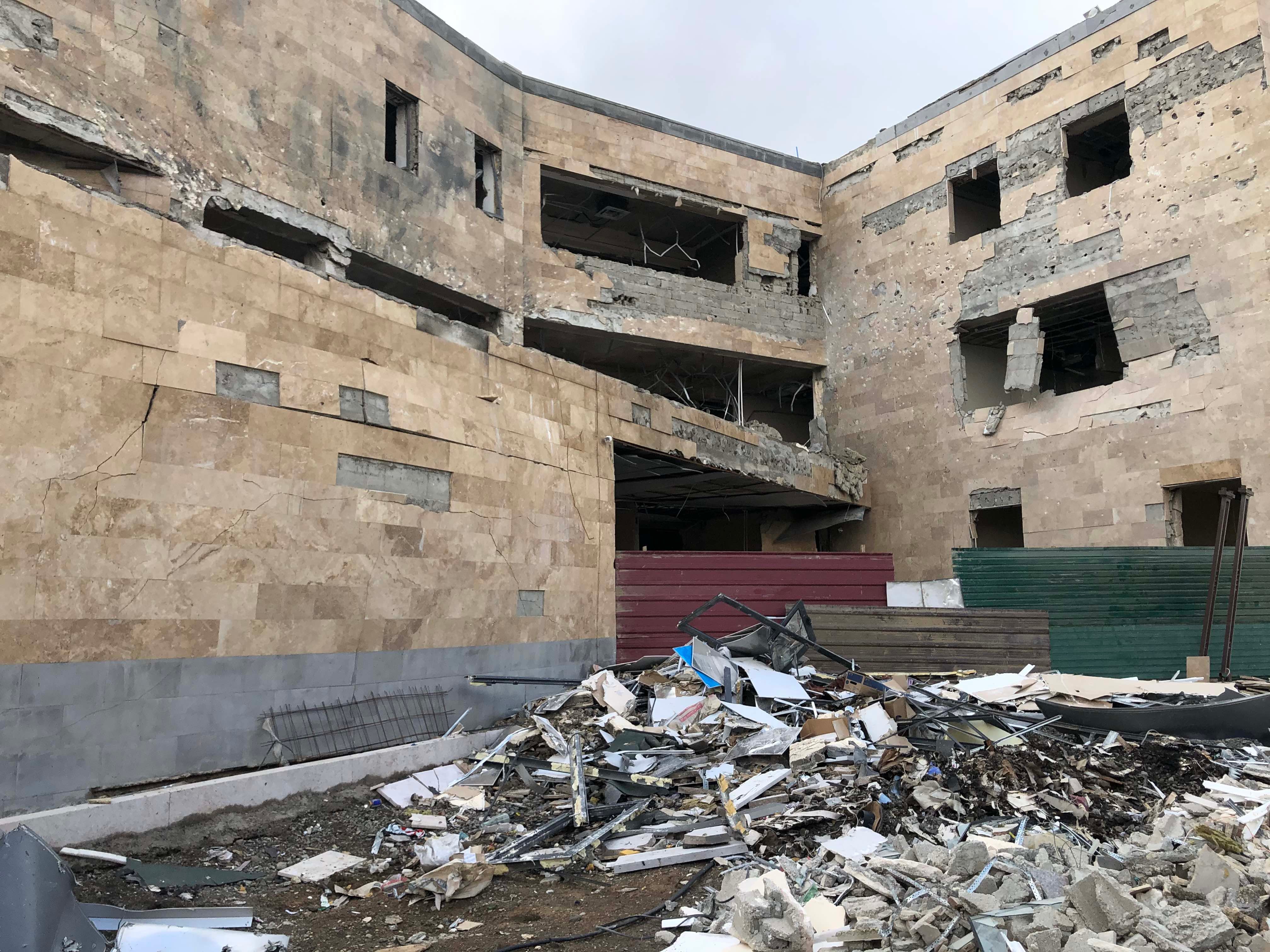 Повреждения в новом роддоме Республиканской больницы Степанакерта в результате попадания азербайджанского реактивного снаряда РСЗО «Смерч» 28 октября. 