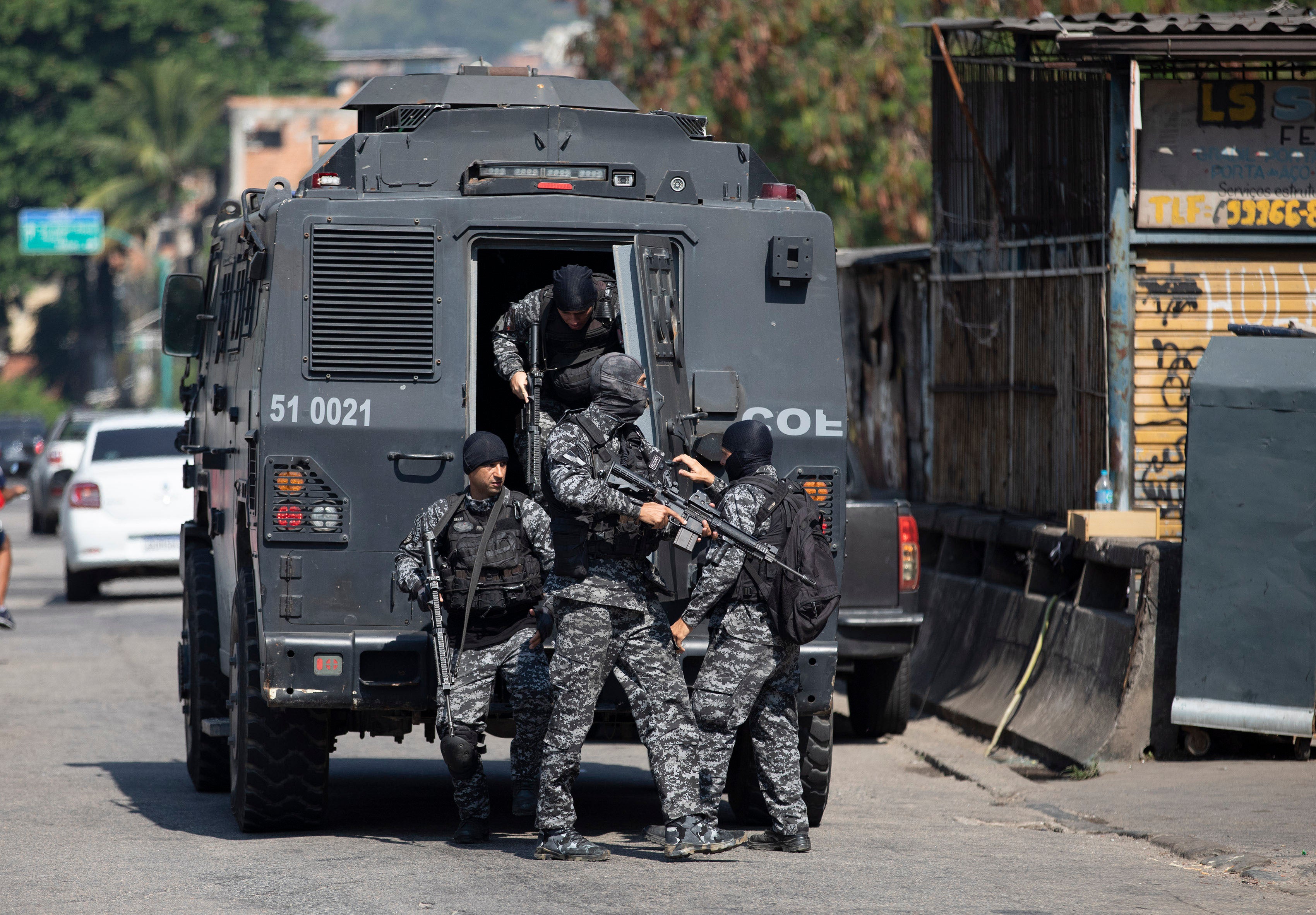 Policiais fortemente armados saem de um veículo blindado durante uma operação em 6 de maio de 2021 na comunidade Jacarezinho, no Rio de Janeiro, Brasil.