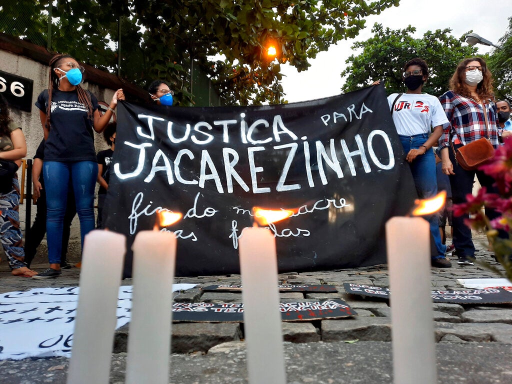 Ativistas seguram uma faixa dizendo “Justiça para Jacarezinho. Fim do massacre nas favelas”, durante um protesto no dia seguinte da operação na favela do Jacarezinho, na qual morreram 28 pessoas, Rio de Janeiro, Brasil, 7 de maio de 2021. 