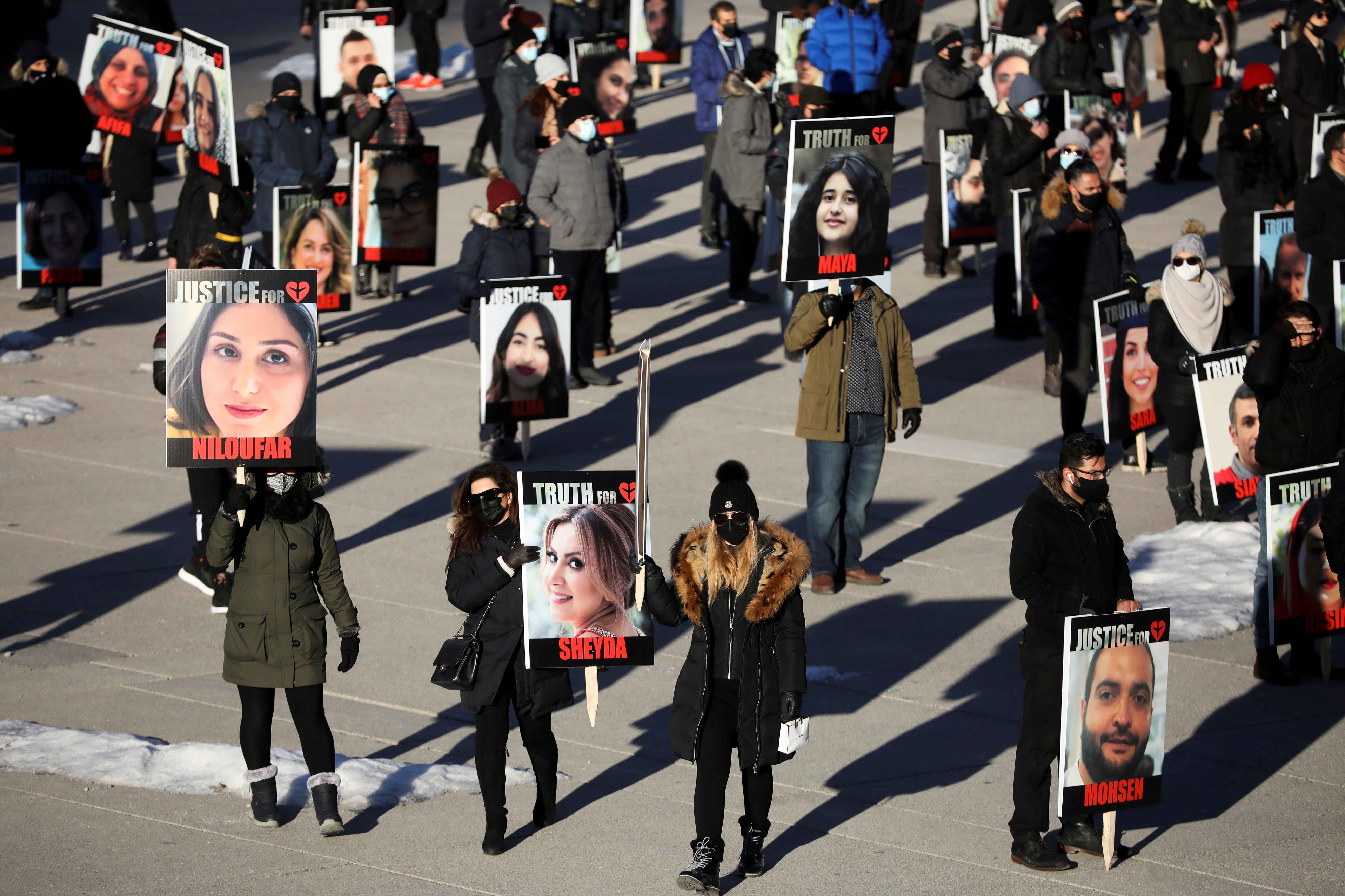 برای گرامیداشت اولین سالگرد، در ۸ ژانویه۲۰۲۱، در تورنتو کانادا مردم پلاکاردهایی با عکس قربانیان پرواز بین المللی اوکراینی به شماره ۷۵۲ که با شلیک سپاه پاسداران در نزدیکی تهران سرنگون شد در دست دارند. 