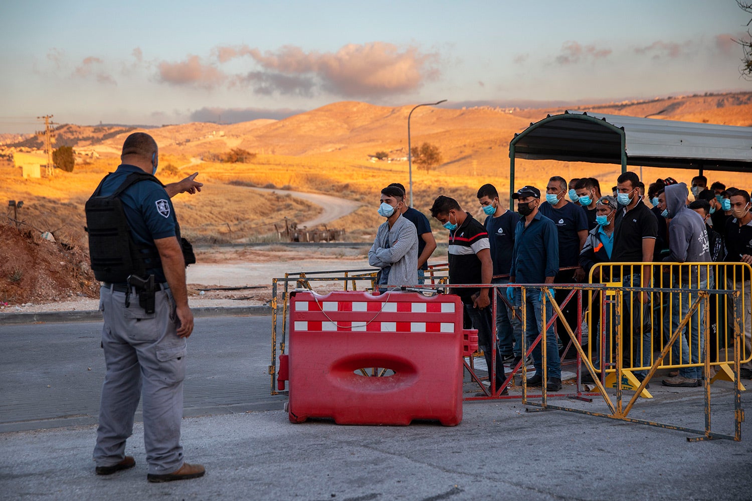 عمال فلسطينيون يصطفون لعبور نقطة تفتيش عند مدخل مستوطنة معاليه أدوميم الإسرائيلية، قرب القدس، 30 يونيو/حزيران 2020