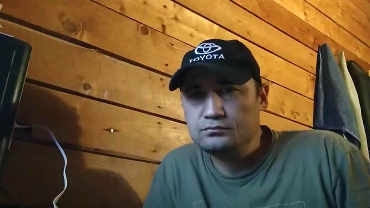 Азат Исаков.