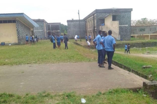 Des élèves discutaient dans la cour d’un lycée