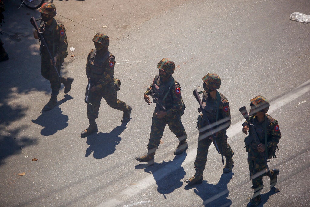 202201asia_myanmar_soldiers2