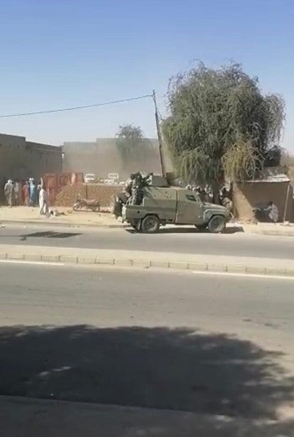 Capture d’écran d’une vidéo du 25 janvier 2022 montrant un véhicule militaire, dans la ville d’Abéché, près du cimetière de Tago Zagalo, où les forces de sécurité tchadiennes ont ouvert le feu sans discernement contre des habitants assistant à une cérémonie d’enterrement.