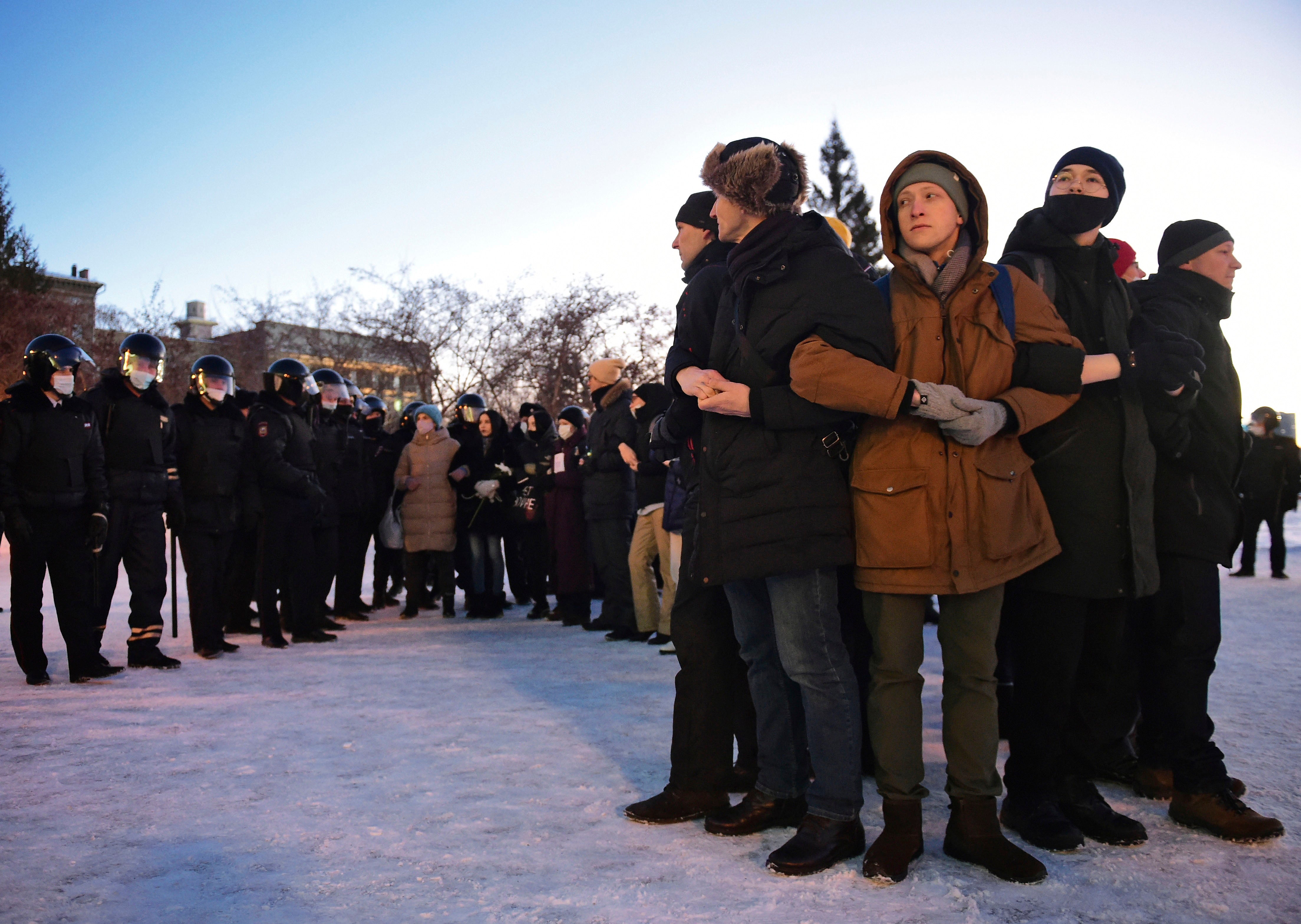 Manifestation pacifique contre la guerre en Ukraine, tenue sur la place Lénine à Novossibirsk, en Russie, le 2 mars 2022. 