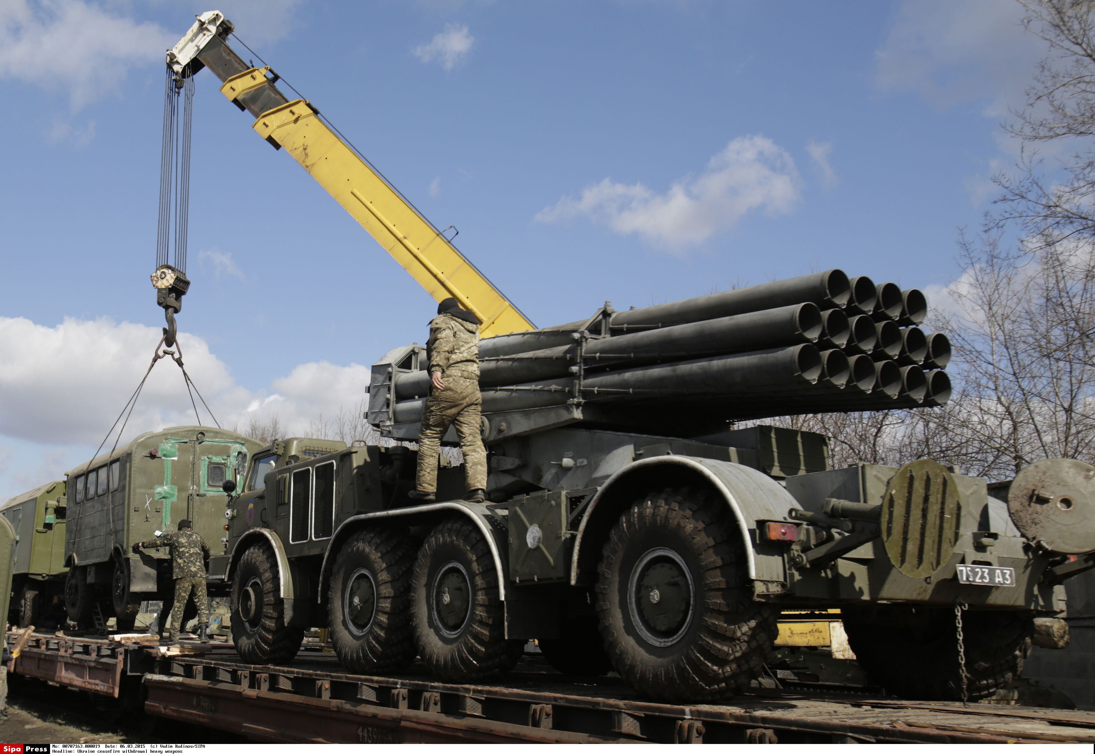 Des soldats ukrainiens chargeaient un système de lance-roquettes multiple Uragan sur un train de marchandises à la gare d'Artemivsk, dans l'est de l'Ukraine, le 6 mars 2015. La batterie de 16 tubes peut être utilisée pour tirer des roquettes à sous-munitions. 