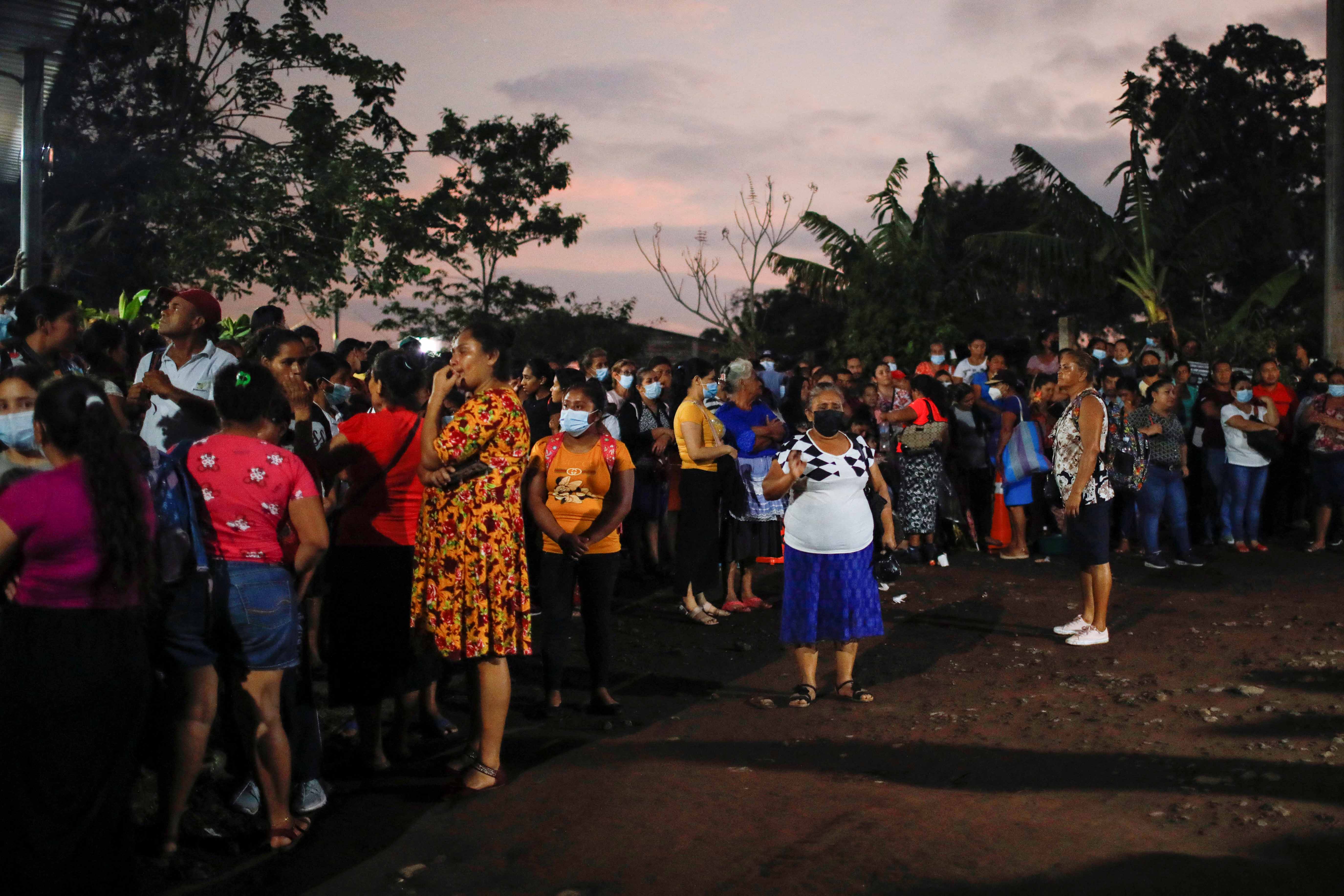 Familiares esperan noticias de la liberación de sus seres queridos detenidos durante el régimen de excepción en El Salvador, en el perímetro de seguridad de la prisión de Izalco en Izalco, El Salvador, el 28 de abril de 2022.