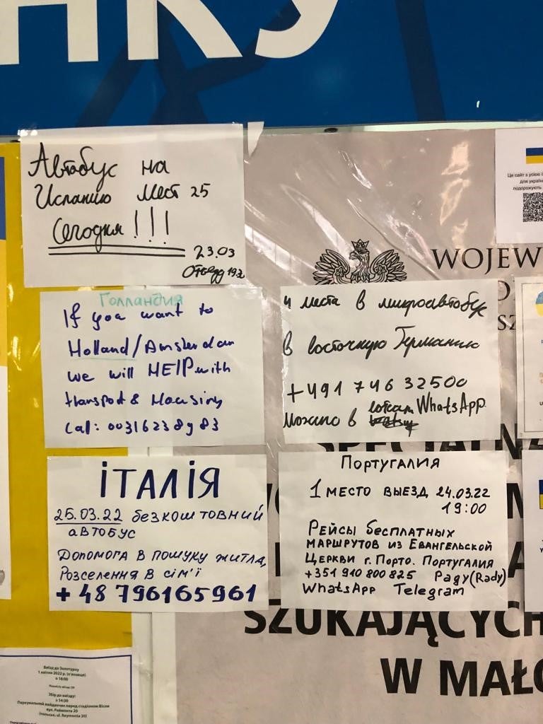 Odręczne ogłoszenia przed punktem informacyjnym dla uchodźców na głównym dworcu kolejowym w Krakowie oferujące prywatny transport do Włoch, Hiszpanii, Niemiec i Portugalii, 24 marca 2022 r. 
