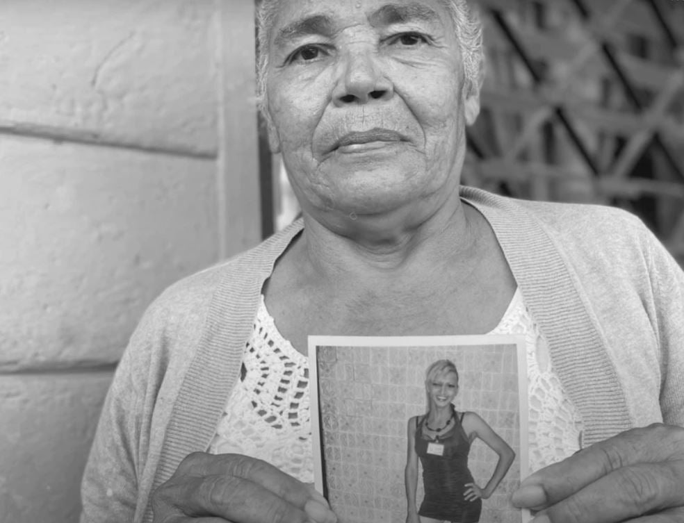 Rosa Hernández, madre de Vicky Hernández, con una foto de su hija.