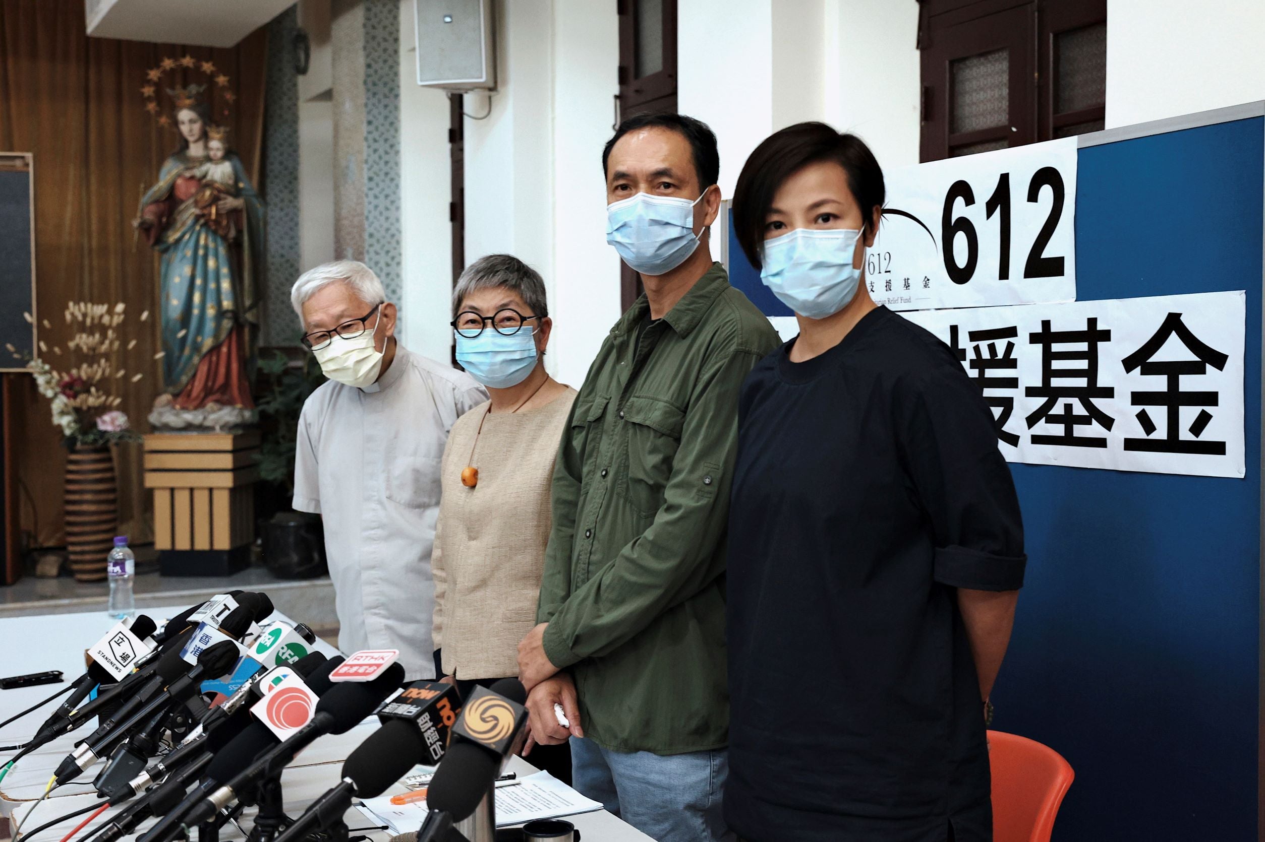 香港教區榮休樞機主教陳日君、大律師吳靄儀、學者許寶強和歌手何韻詩（由左至右）出席記者會，宣布「612人道支援基金」停止運作，香港，2021年8月18日。