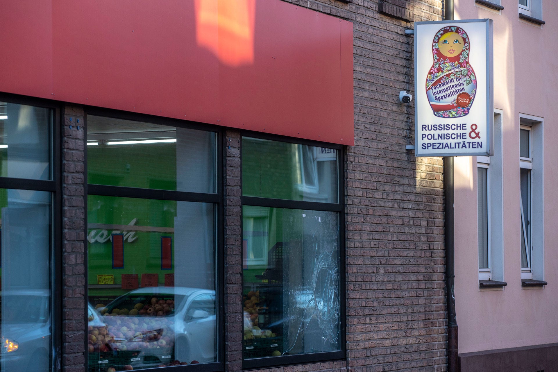 Eine eingeschlagene Fensterscheibe und verschmierte weiße Farbe sind an einem russisch-polnischen Supermarkt in Oberhausen, Nordrhein-Westfalen, am 3. März 2022 zu sehen. Die Polizei untersucht den Vorfall.