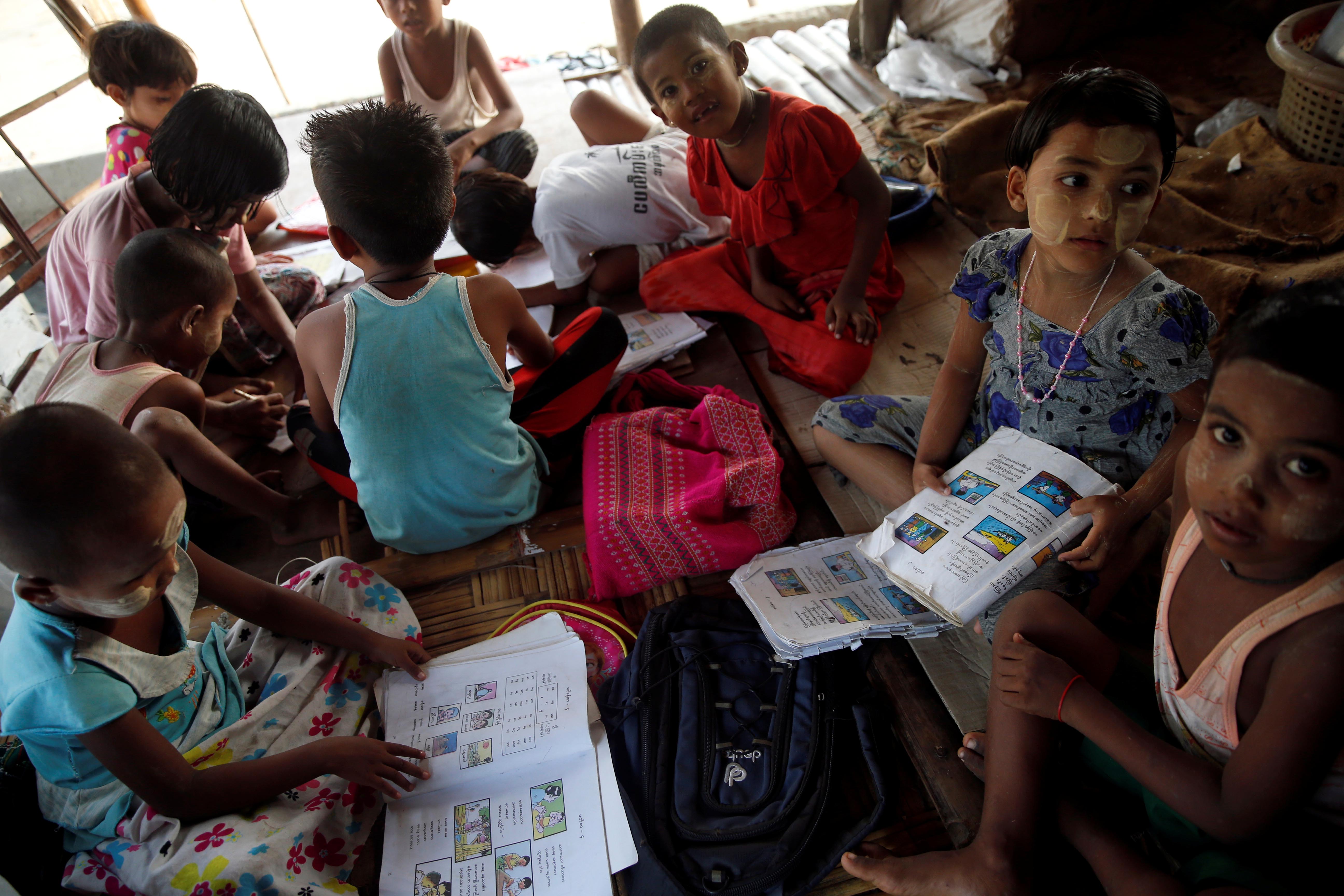 Ces enfants rohingyas assistaient à un cours dans un camp à Kyaukpyu, dans l’ouest du Myanmar, le 17 mai 2017.