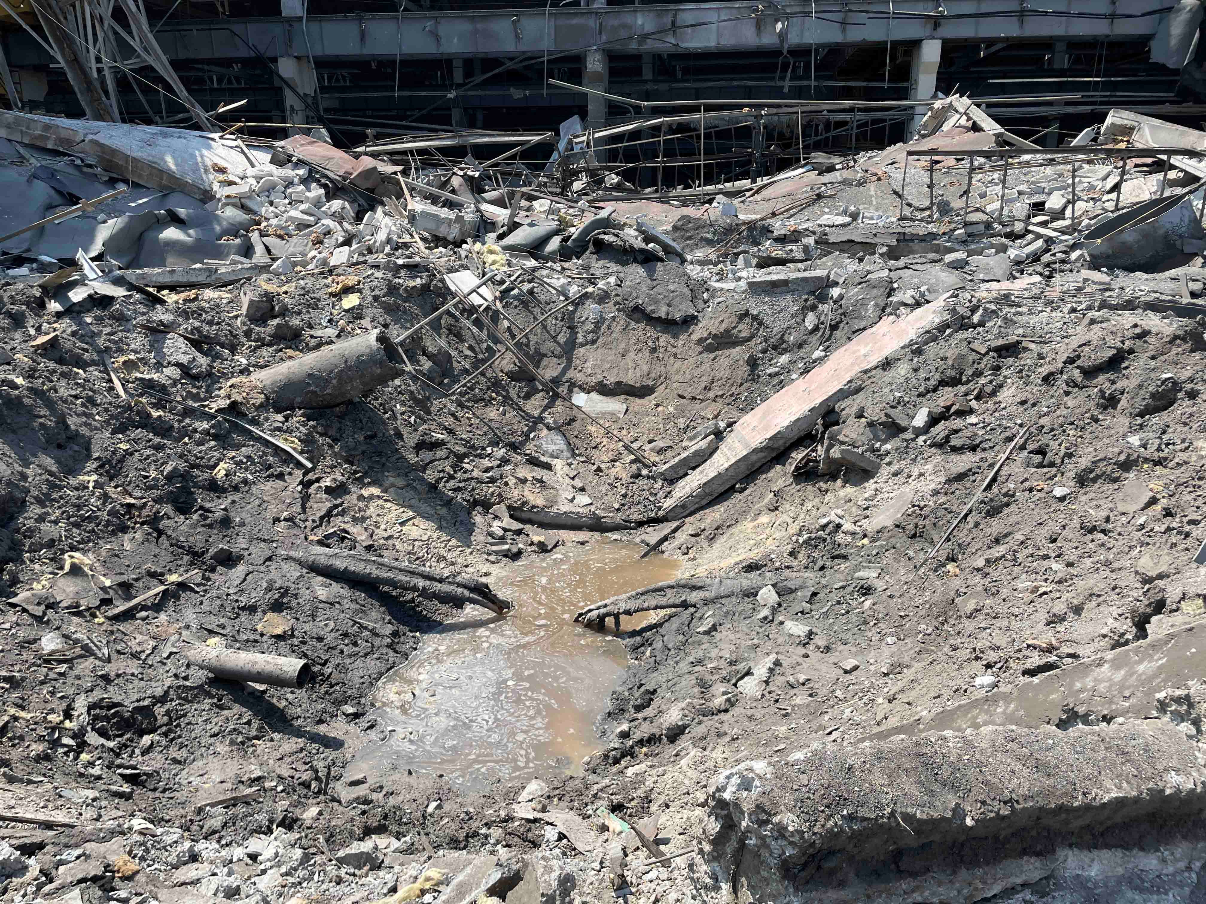 Cratère d'impact d’un missile russe sur le site de l'Usine de véhicules routiers de Krementchouk (Ukraine), située près du centre commercial touché le 27 juin 2022. Photo prise le 29 juin 2022. 