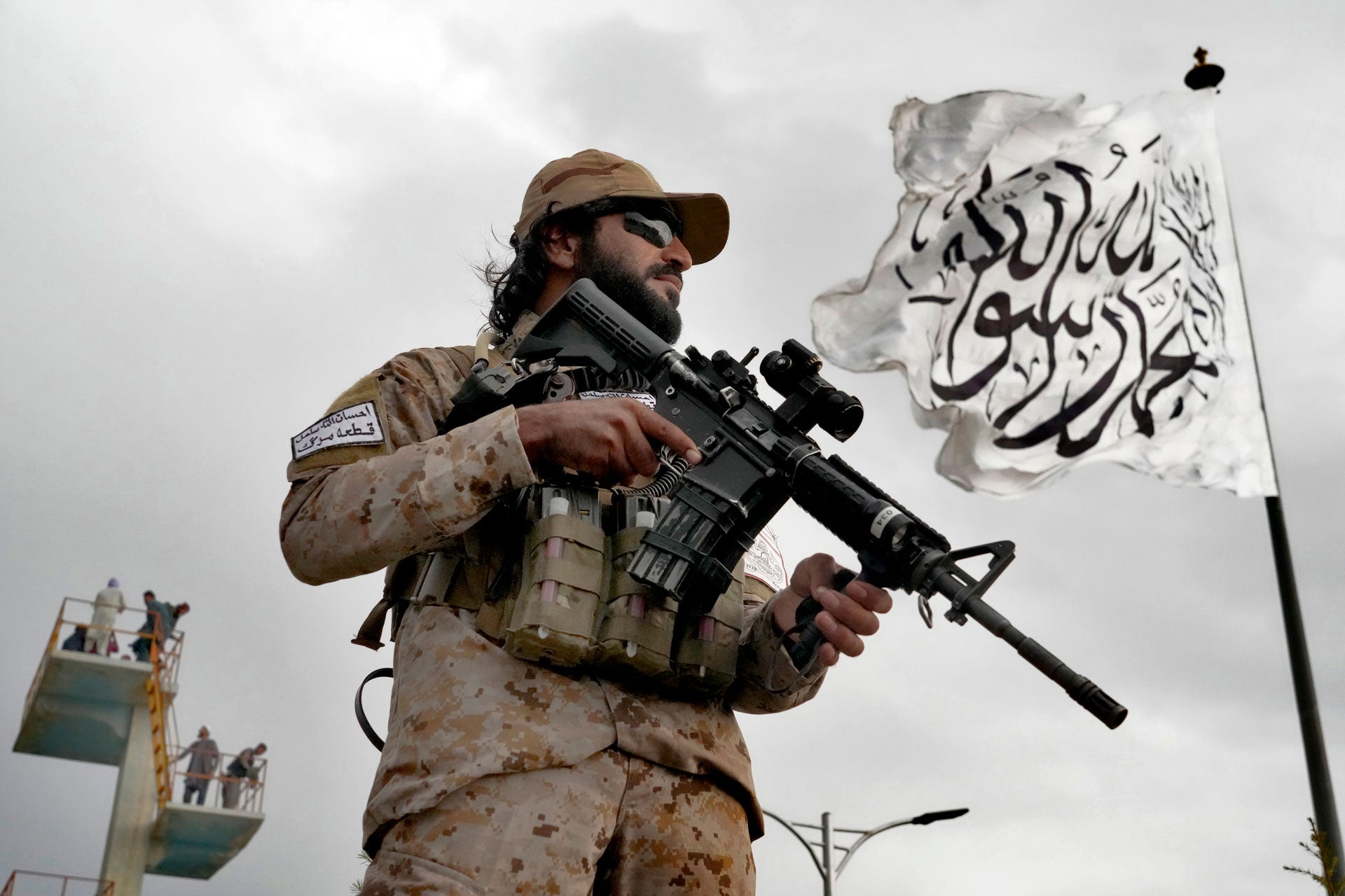 د طالبانو د ځانګړو ځواکونو یو سرتیری د ۲۰۲۲ کال د اپریل په ۱۸ مه په کابل، افغانستان کې ساتونکی ولاړ دی.