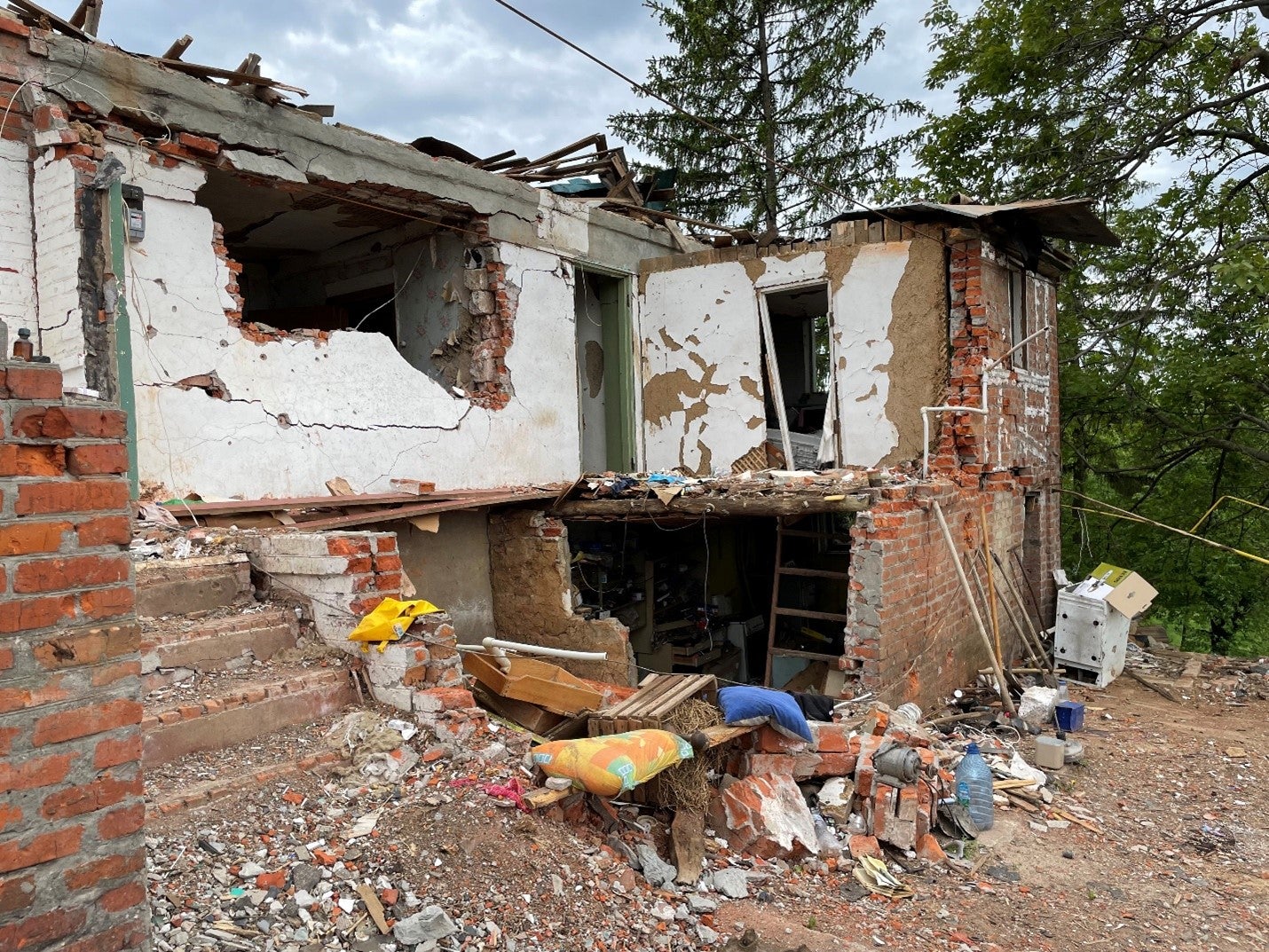 La maison de la famille Bovsunovska, endommagée lors de l’attaque du 2 mars contre le village de Yakovlivka, où les Forces de défense territoriale et les gardes-frontières ukrainiens maintenaient une forte présence. L’attaque a tué au moins quatre civils et en a blessé au moins dix, parmi lesquels des membres de la famille Bovsunovska. Photo prise le 25 mai 2022.