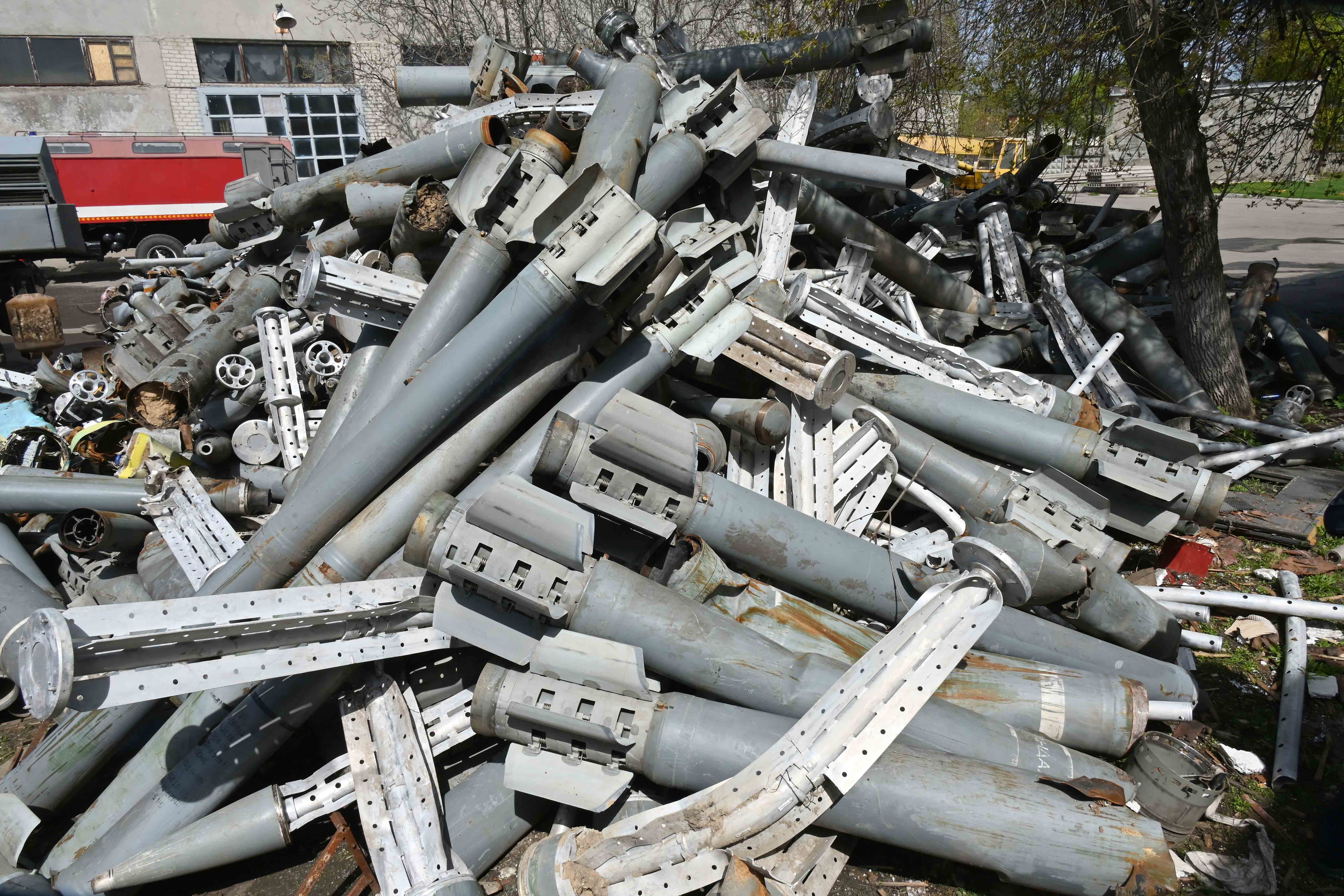 Restos de decenas de cohetes de munición en racimo Smerch y Uragan recogidos por el Servicio Estatal de Emergencia de Ucrania en Járkov en abril de 2022. 