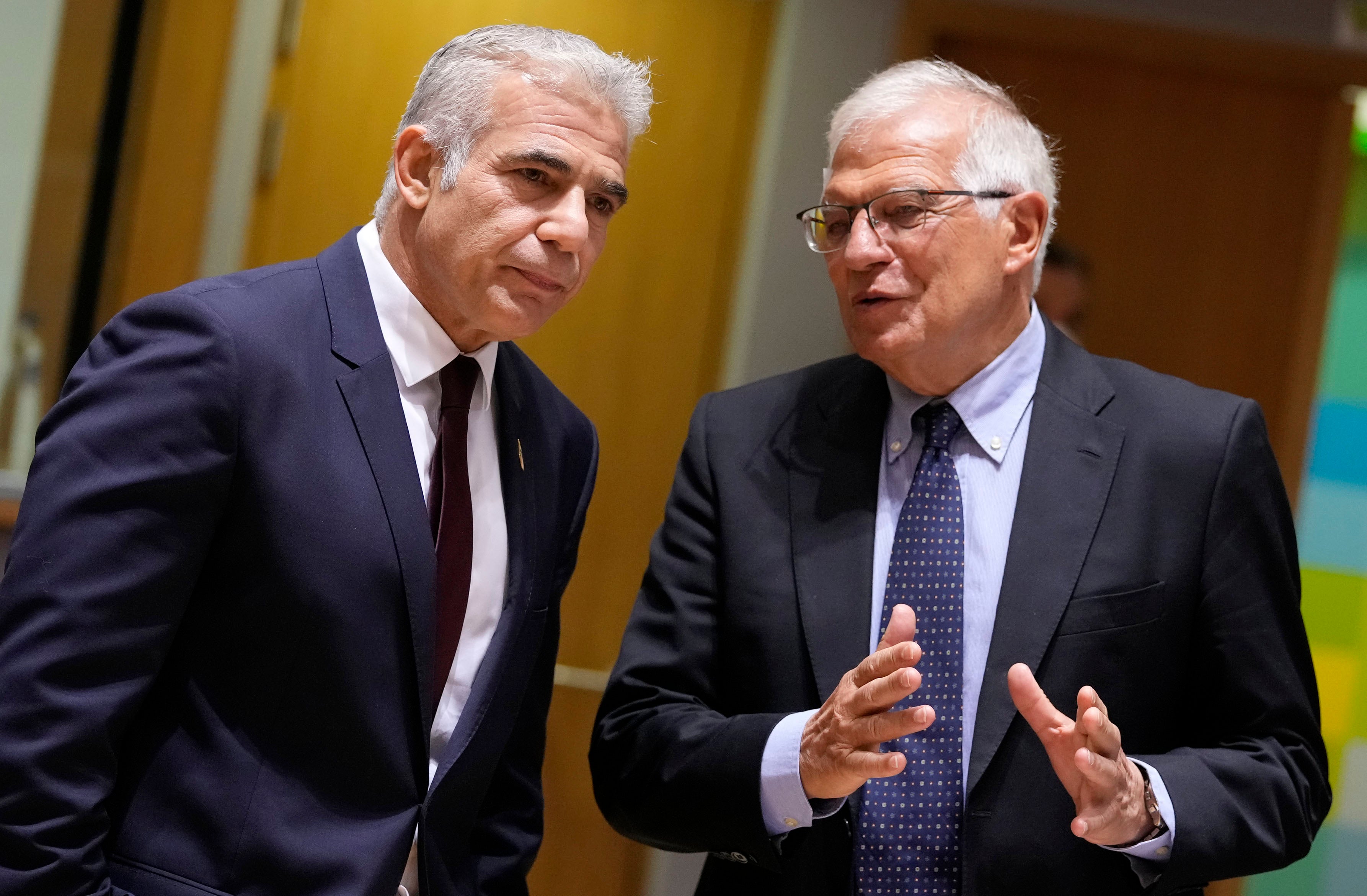 Yair Lapid, qui était alors ministre israélien des Affaires étrangères (avant de devenir Premier ministre fin juin 2022), photographié aux côtés de Josep Borell, Haut représentant de l'Union européenne pour les affaires étrangères et la politique de sécurité, lors d'une réunion avec des ministres des Affaires étrangères de l'UE à Bruxelles, le 12 juillet 2021. 