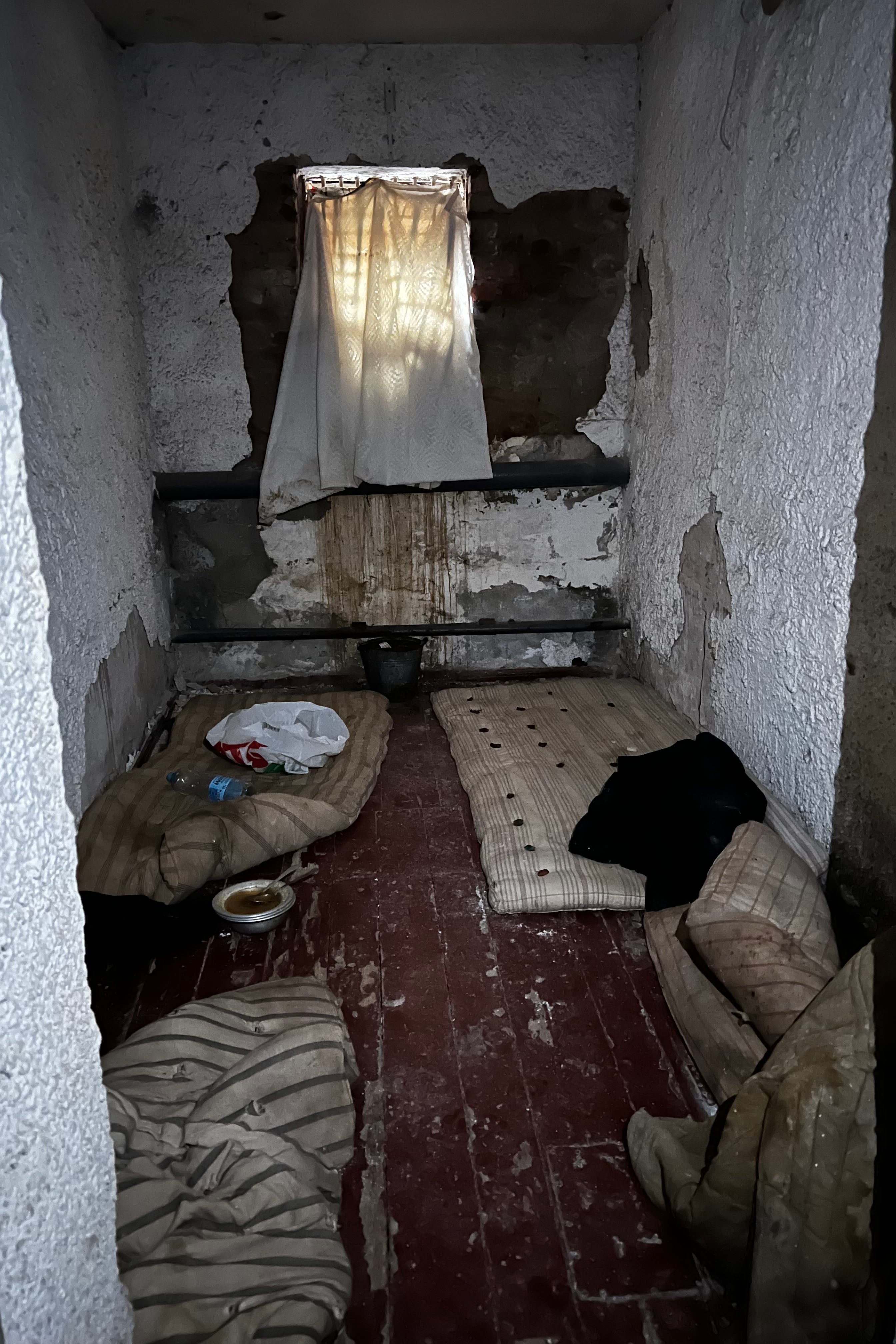 Камера в Ізюмському центральному відділі поліції, яку російські війська використовували для тримання людей під вартою, 23 вересня 2022 р. 