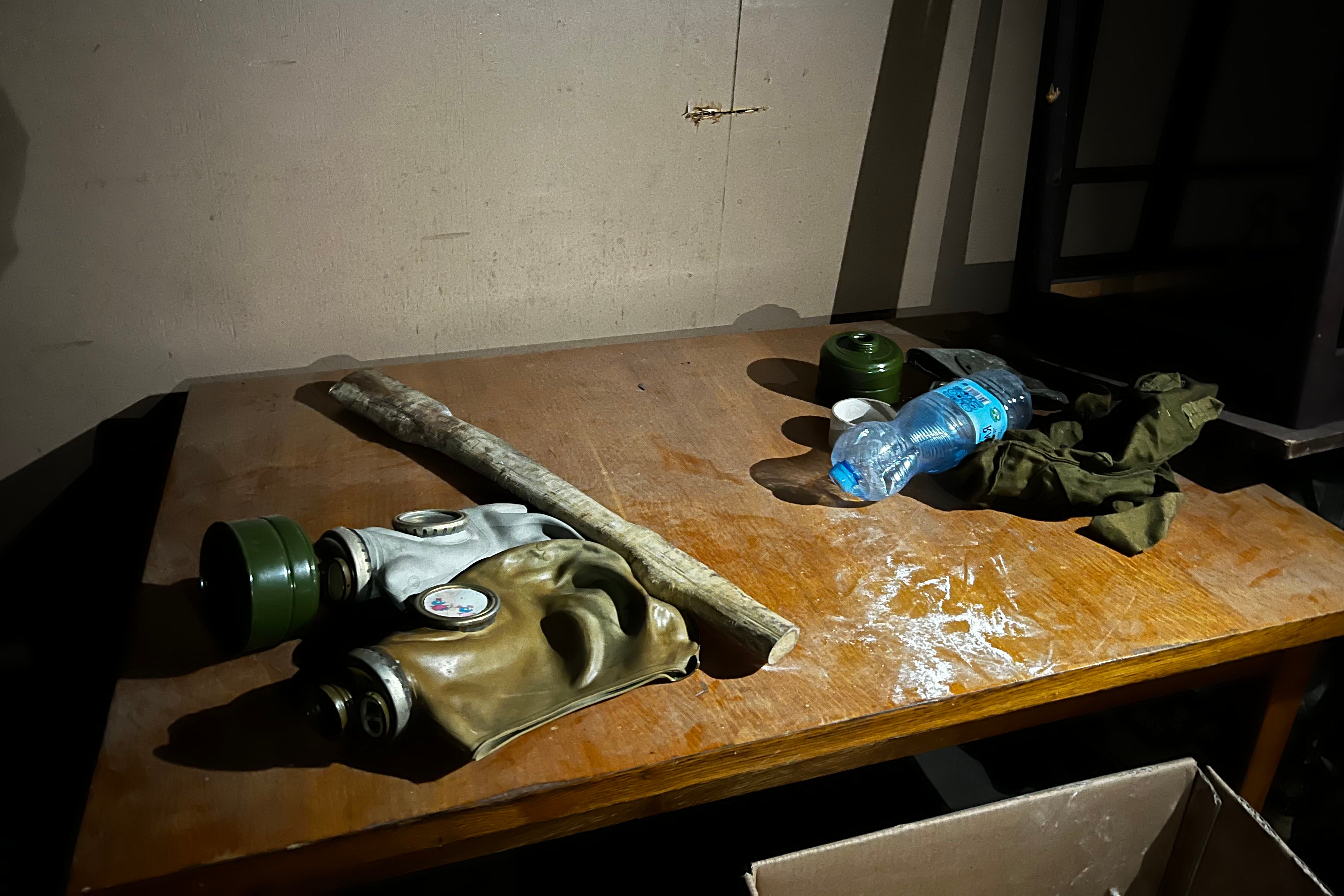 Протигази, залишені в підвалі Ізюмського центрального відділу поліції, де російські війська утримували та катували людей. Двоє чоловіків, які там утримувалися, розповіли, що їхні викрадачі змусили їх одягнути протигази на обличчя, коли їхні крики від насильства ставали надто гучними, 23 вересня 2022 р. 