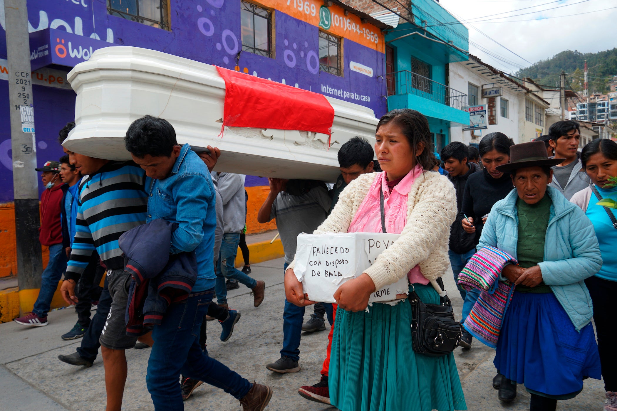 Los familiares de Wilfredo Lizarme, de 18 años, caminan por las calles de la ciudad con el ataúd que contiene su cuerpo, en Andahuaylas, Perú, el martes 13 de diciembre de 2022. Lizarme es uno de al menos 21 personas que han muerto durante las protestas pidiendo elecciones generales luego de que el entonces presidente Pedro Castillo intentara disolver el Congreso el 7 de diciembre.