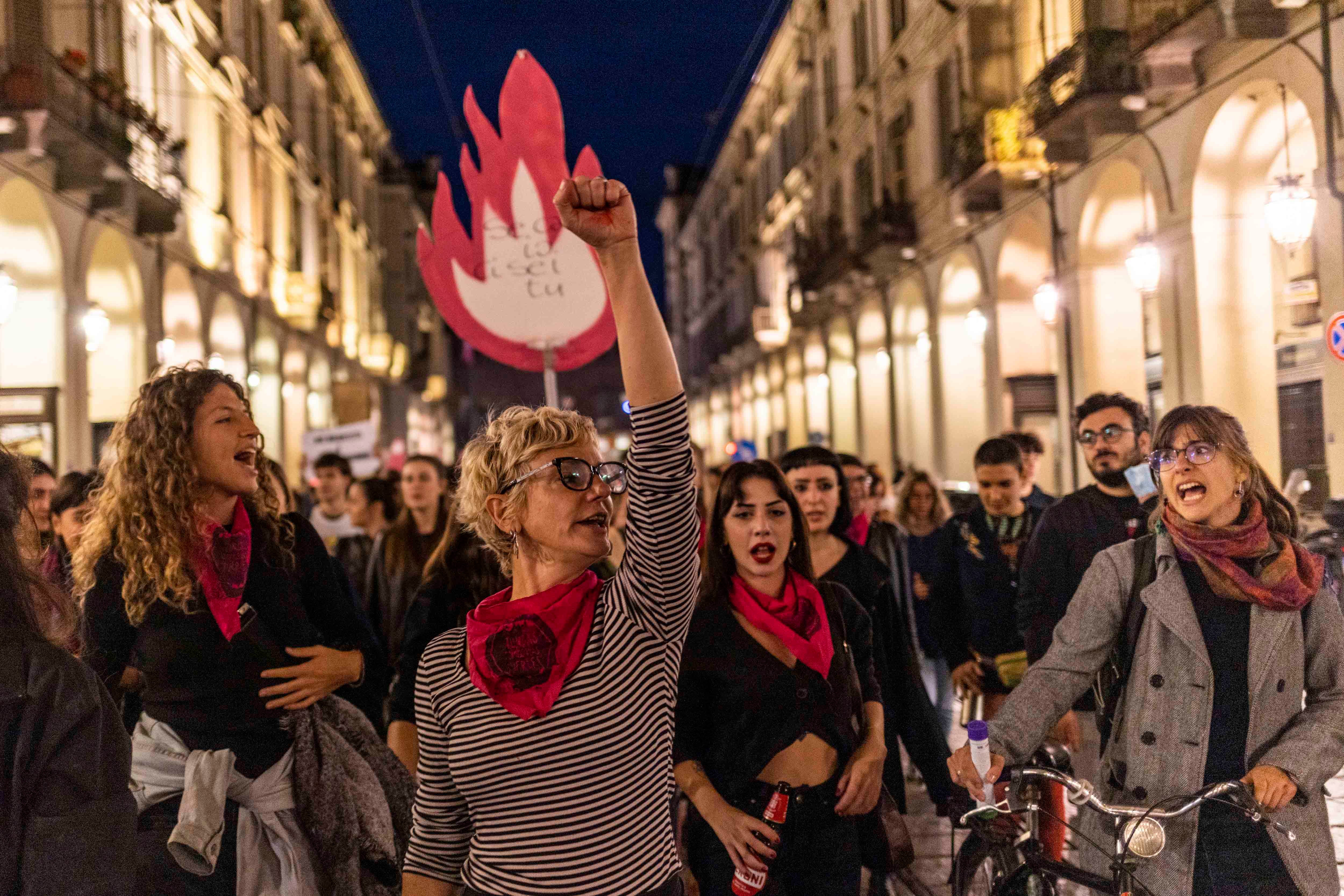 Manifestanti durante il corteo per il diritto all'aborto organizzato il 28 settembre 2022 a Torino dal collettivo femminista "Non una di meno".