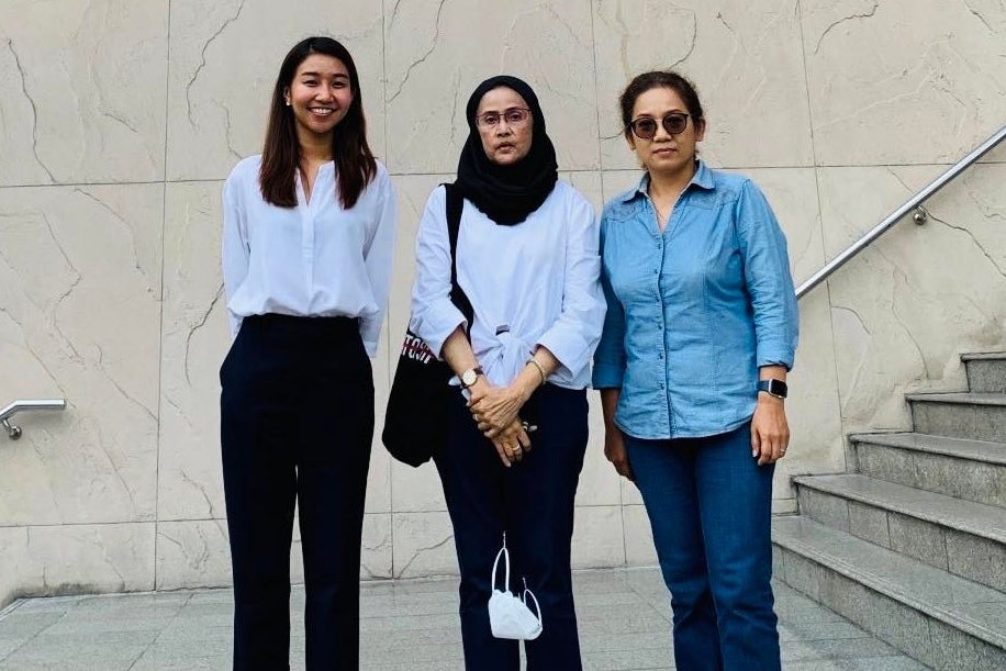 Tiga pembela hak asasi manusia asal Thailand —Angkhana Neelapaijit, Puttanee Kangkun, dan Thanaporn Saleephol—menghadapi tuduhan pencemaran nama baik karena melaporkan sejumlah pelanggaran. 