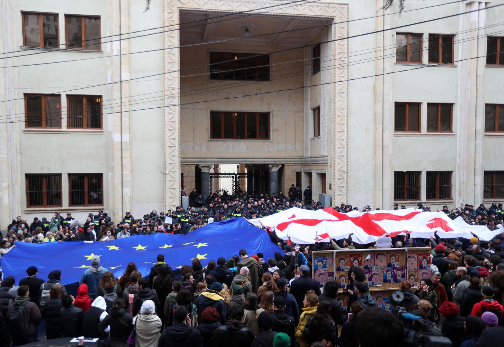 მოქალაქეები აპროტესტებენ „უცხოეთის აგენტების“ კანონპროექტს პარლამენტის შენობასთან, თბილისი, საქართველო, 6 მარტი, 2023 წ. 