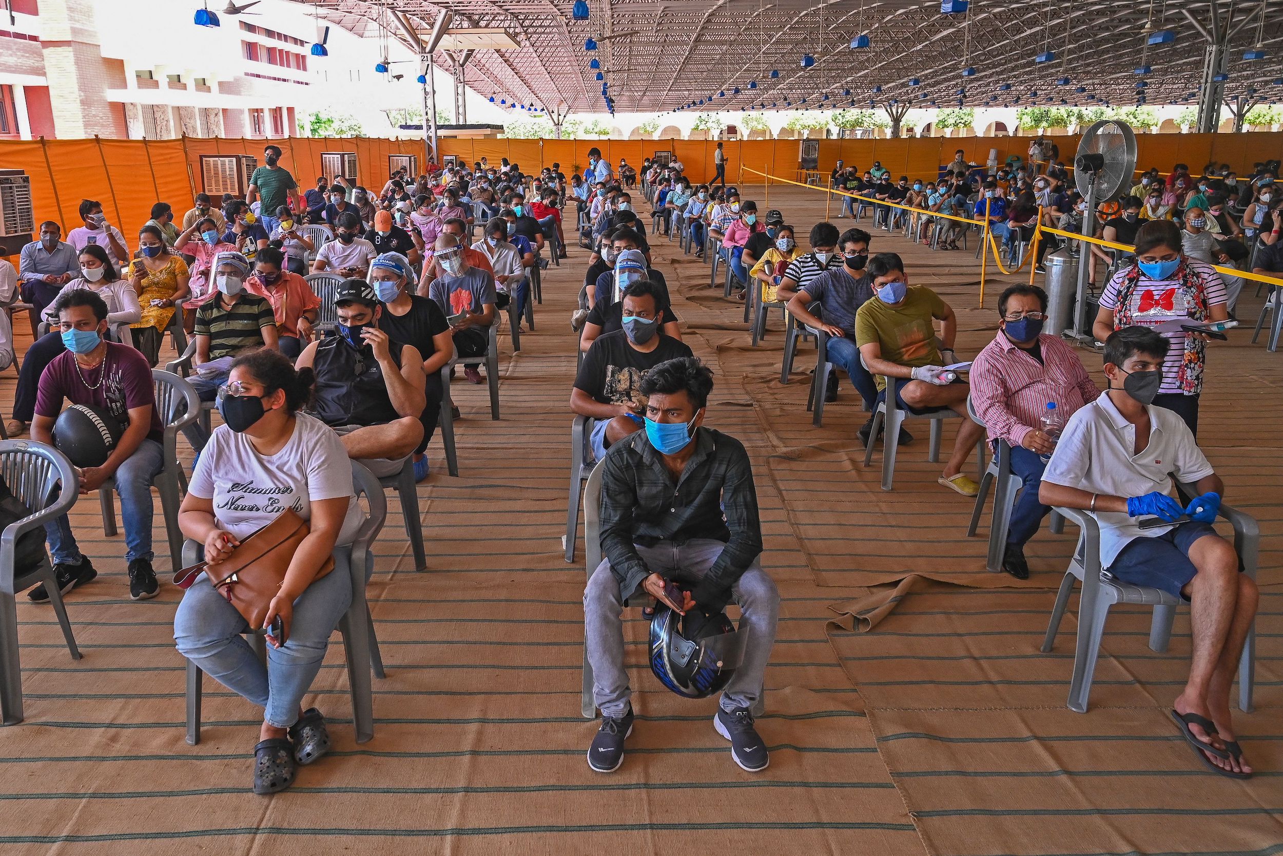 Des personnes attendaient de recevoir une dose du vaccin Covishield contre le coronavirus Covid-19 au centre de vaccination de l'hôpital BLK-Max à New Delhi, le 4 mai 2021.