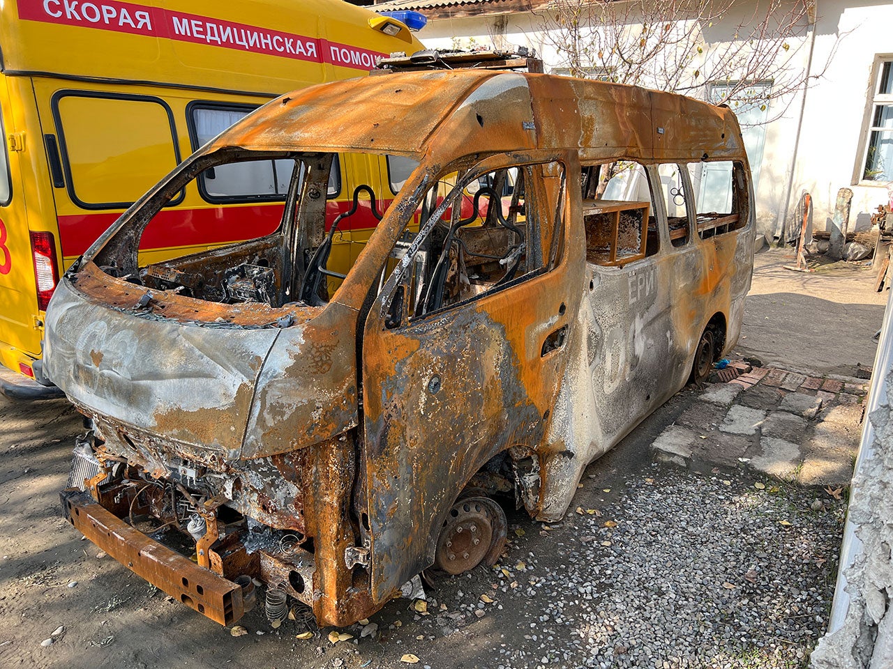 Остов таджикистанской машины скорой помощи местной больницы в Чорку, после обстрела в районе моста у селения Чорбог 16 сентября 2022 года. Там же в тот же день были обстреляны еще одна машина скорой помощи и машина с гражданскими лицами. Таджикистан. © 2022 Jean-Baptiste Gallopin/Human Rights Watch
