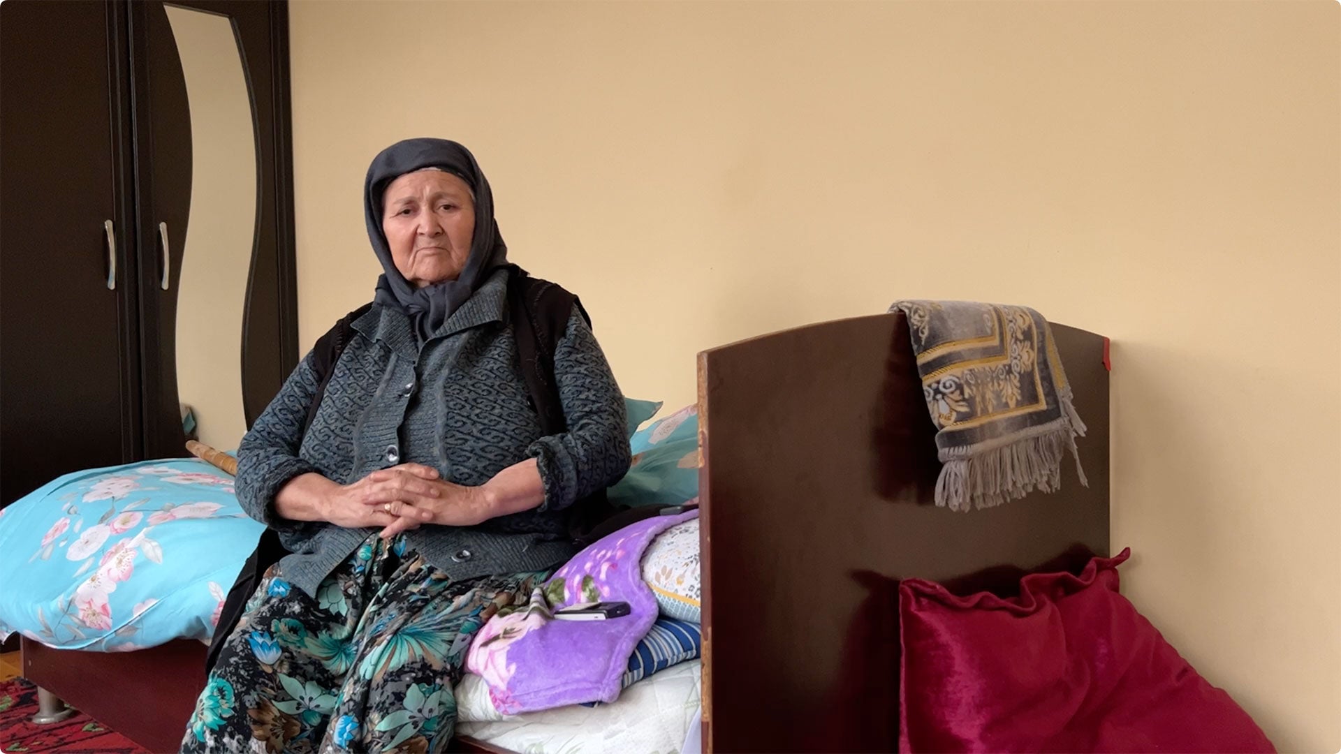 Файзинисо Рахимова, 73 года, осталась в живых после попадания 16 сентября 2022 г. снаряда в ее дом в селении Хистеварз. Ее сестра Савринисо Ходжибоева погибла. Таджикистан. © 2022 Jean-Baptiste Gallopin/Human Rights Watch
