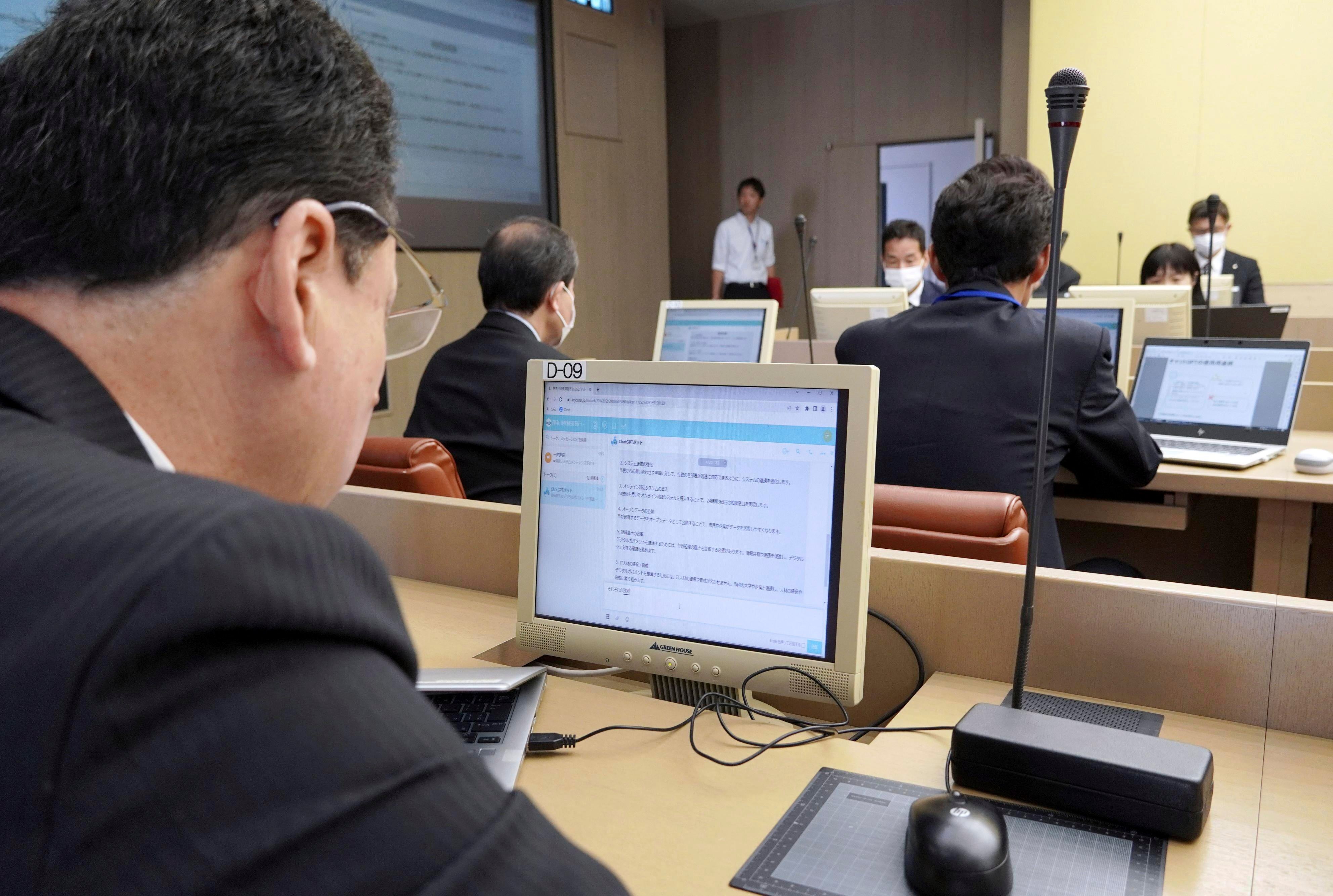 Un fonctionnaire utilise ChatGPT sur son ordinateur