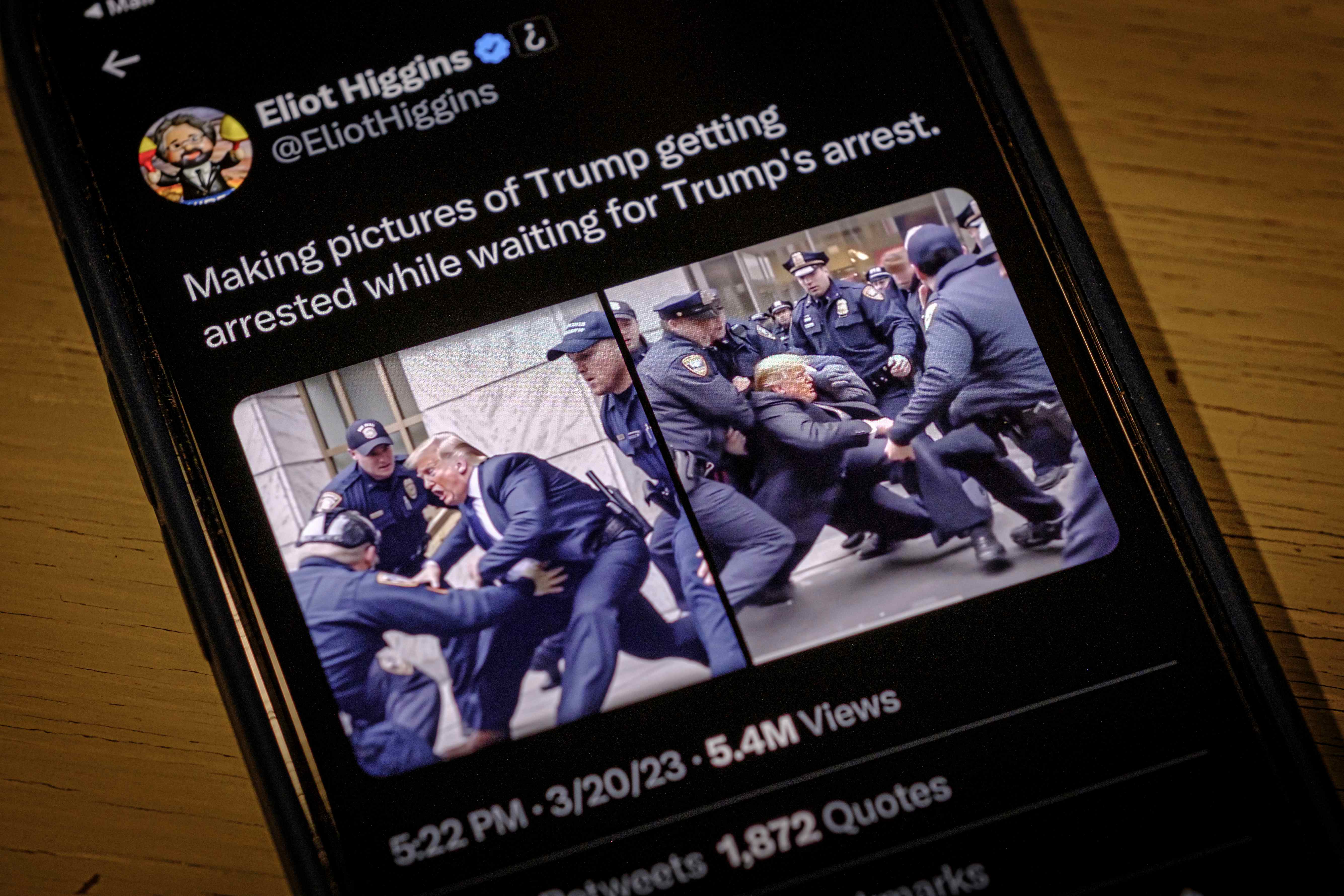 Des images générées par l'intelligence artificielle présentées sur un téléphone