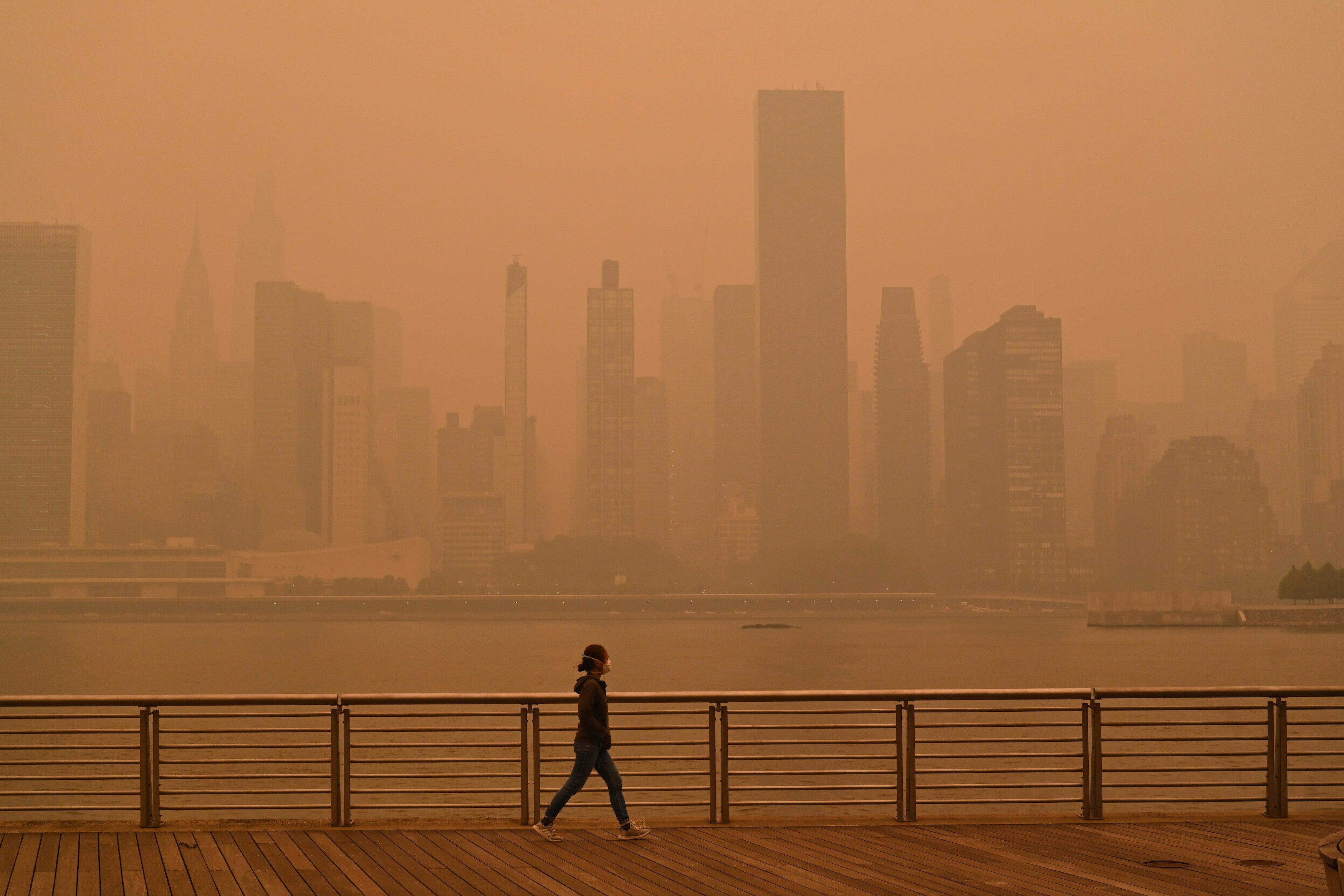 El humo de un incendio forestal cubre el horizonte de Nueva York, 7 de junio de 2023.