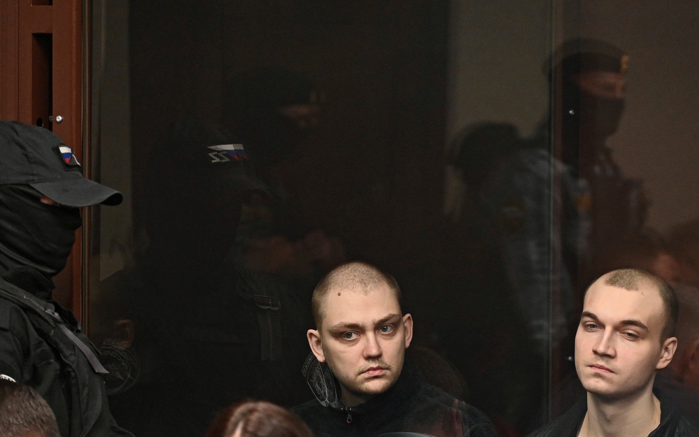 Des soldats de la brigade ukrainienne "Azov" assistent à une audience au tribunal de Rostov-sur-le-Don, en Russie, le 14 juin 2023. © 2023 Sergey Pivovarov/Reuters 