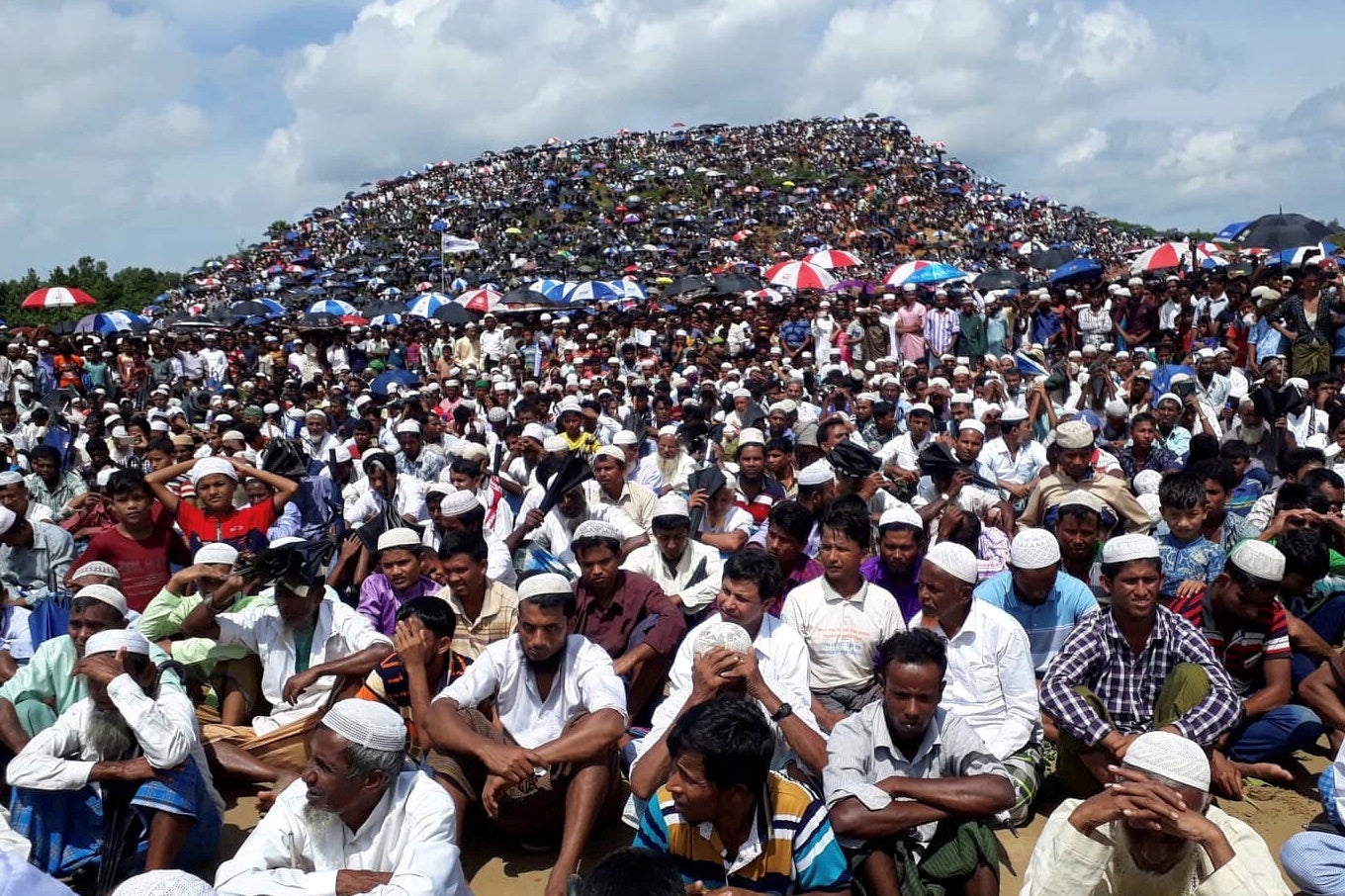 Des réfugiés rohingyas rassemblés dans le camp de Kutupalong à Cox's Bazar, au Bangladesh, le 25 août 2019, commémoraient silencieusement le deuxième anniversaire du lancement de la campagne anti-Rohingya par l'armée du Myanmar, le 25 août 2017.