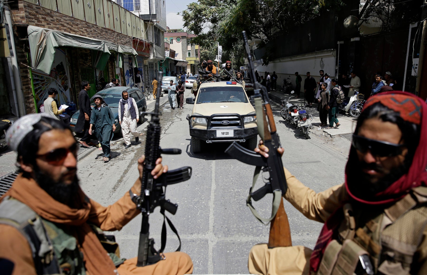 Gerilyawan Taliban berpatroli di Kabul, Afghanistan, 19 Agustus 2021. 