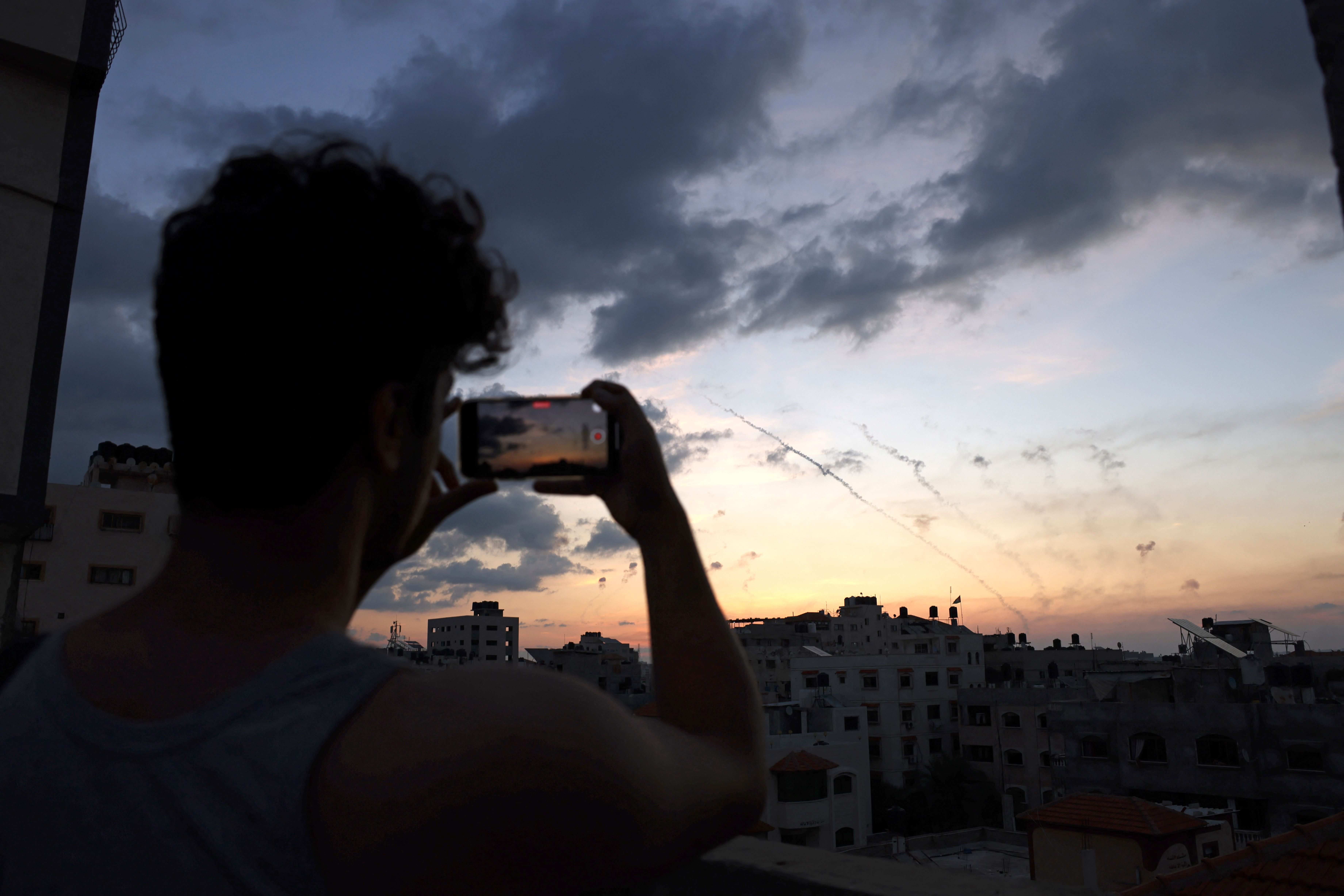 Cet homme filmait des tirs de roquettes émanant de Gaza en direction d’Israël, le 7 octobre 2023.