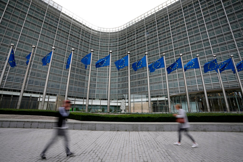 banderas de la Unión Europea (UE) ondean mientras peatones caminan junto a la sede de la UE en Bruselas, el miércoles 20 de septiembre de 2023. 2023 AP Photo/Virginia Mayo, Archivo