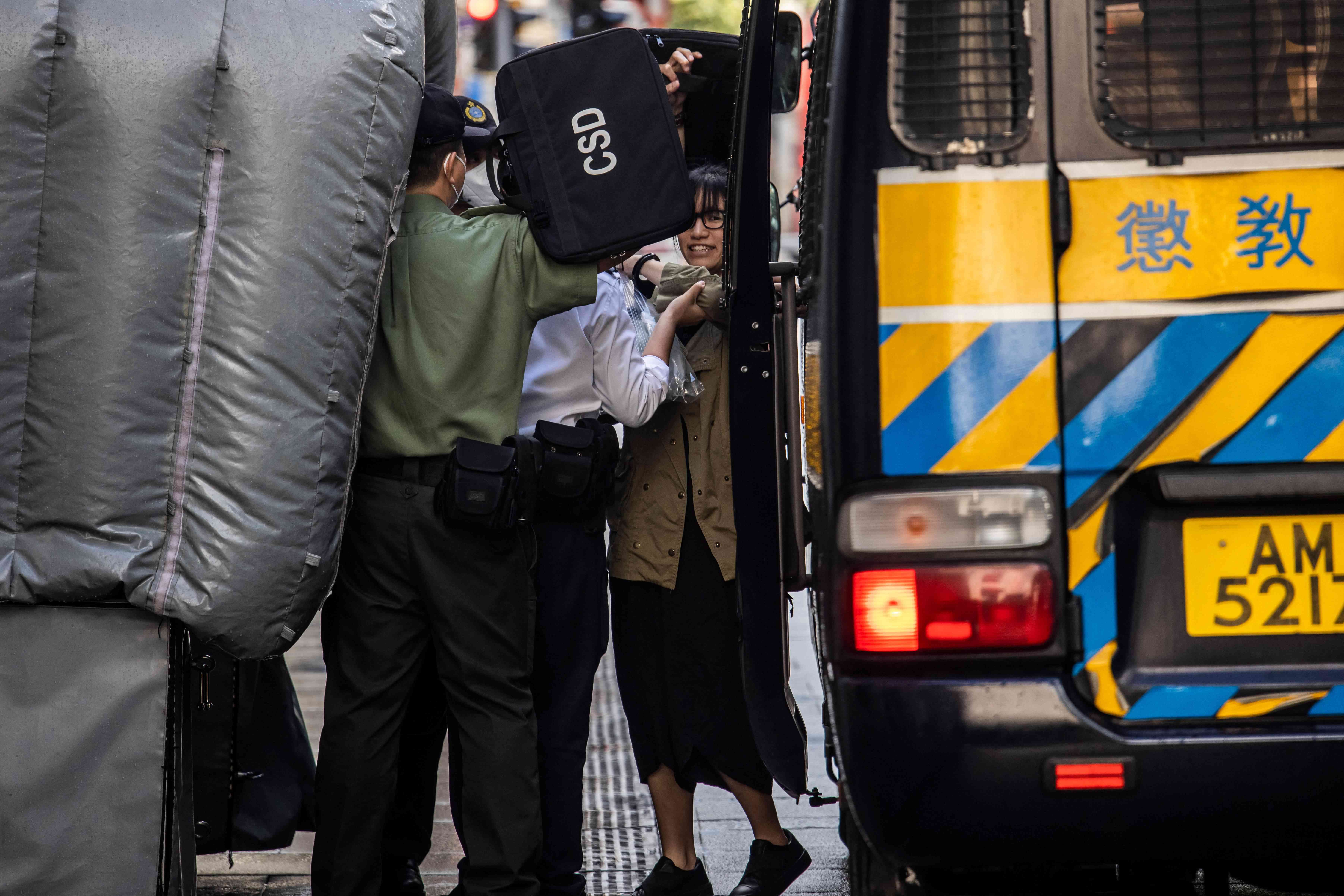邹幸彤（右）抵达香港终审法院，2023年6月8日。