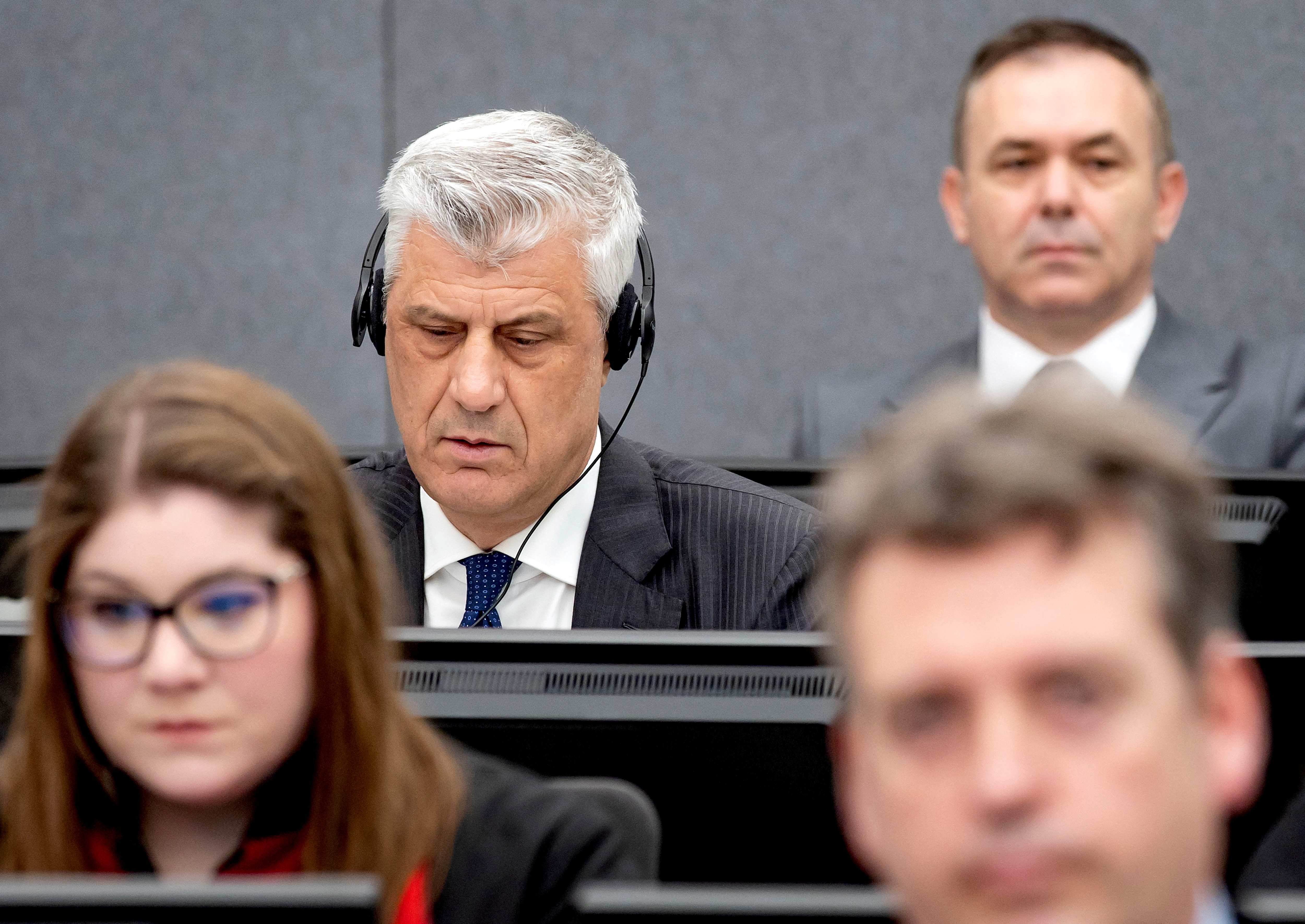 L'ex-président du Kosovo Hashim Thaçi, portant un casque audio pour écouter la traduction simultanée, assistait à une audience lors de son procès devant le tribunal spécial pour le Kosovo à La Haye, aux Pays-Bas, le 3 avril 2023.