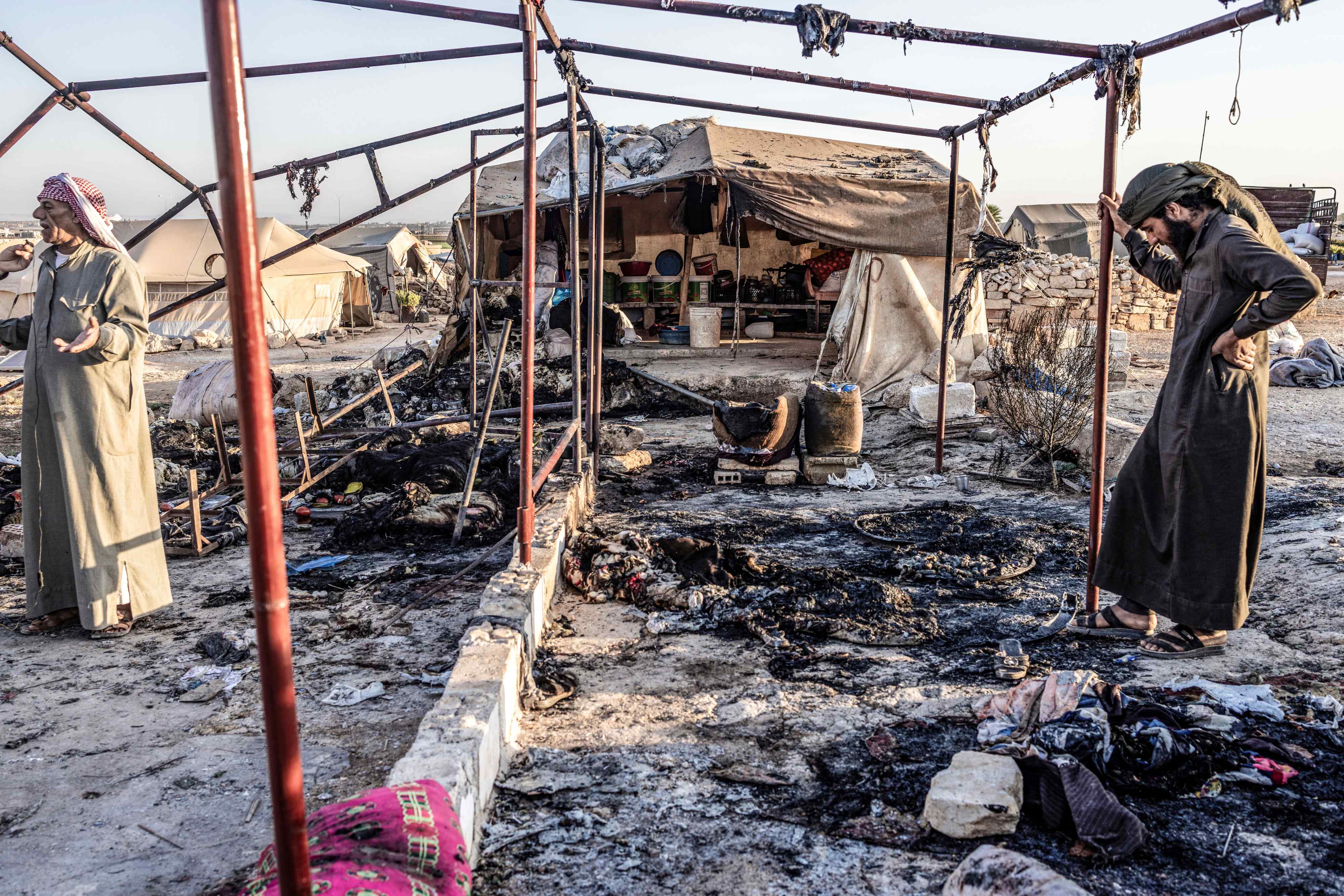 Konekî wêrankirî di encama êrîşeke mûşekî de ji aliyê hêzên hikûmeta Sûriyê ve bo ser kampeke derbideran li derdora bajarê Idlibê.