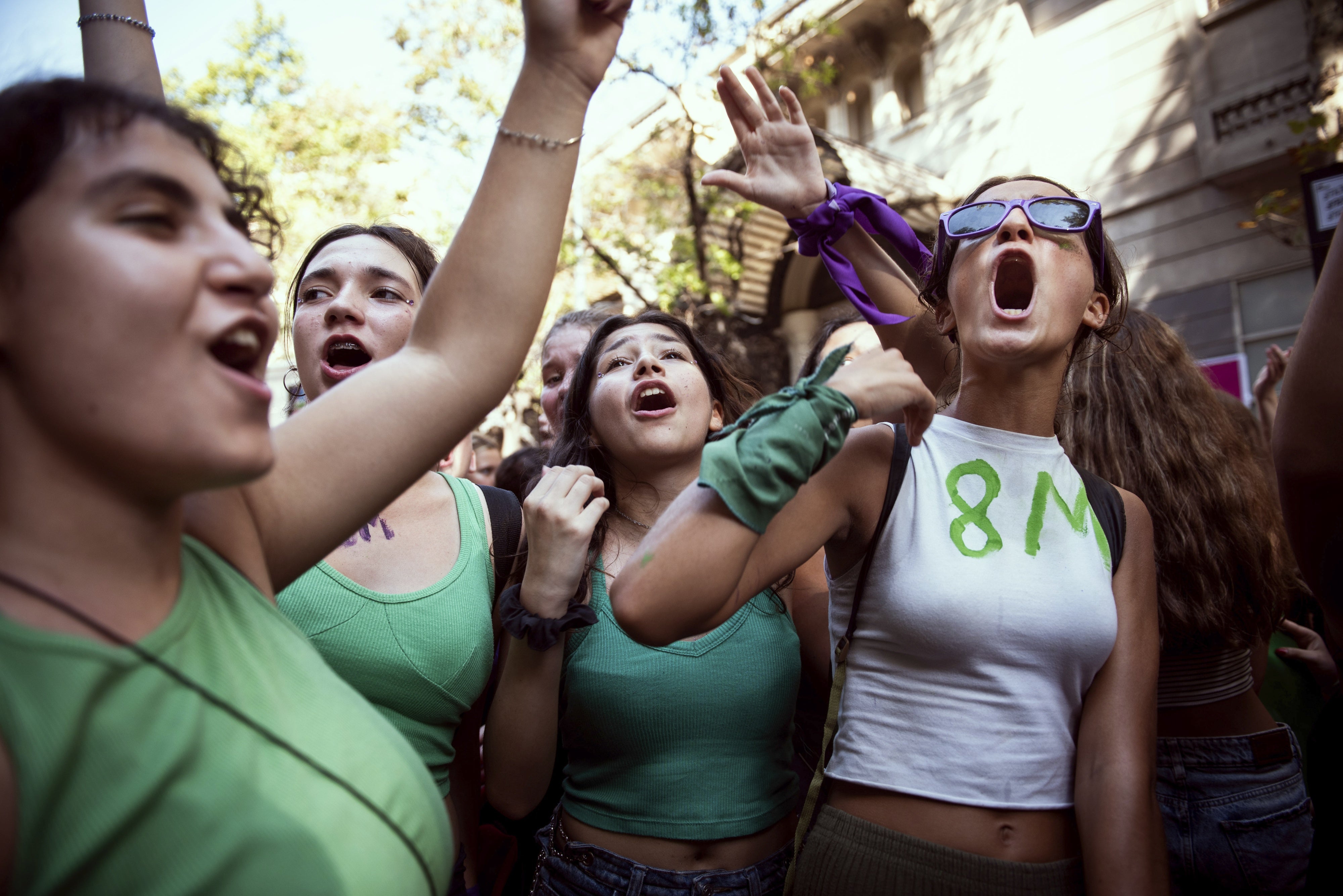 Des militantes des droits des femmes scandaient des slogans lors d'un rassemblement tenu à l'occasion de la Journée internationale de la femme à Buenos Aires, en Argentine, le 8 mars 2023. 